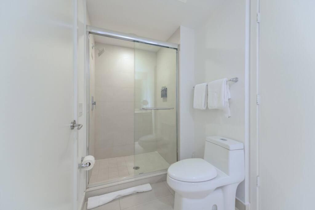 Beachfront Paradise - Luxurious Condo at Hollywood