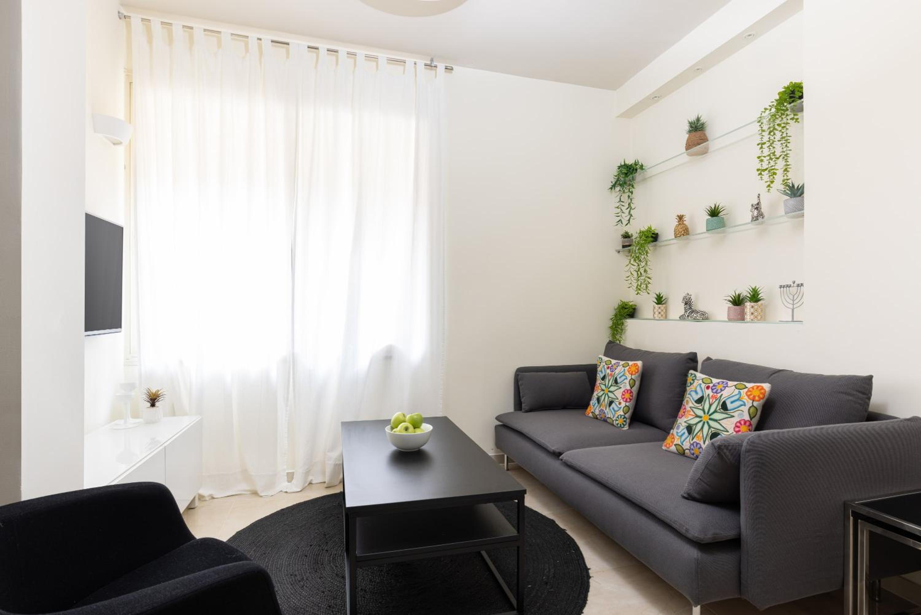 Cosy & Design 2BR near Shuk Hacarmel view 2