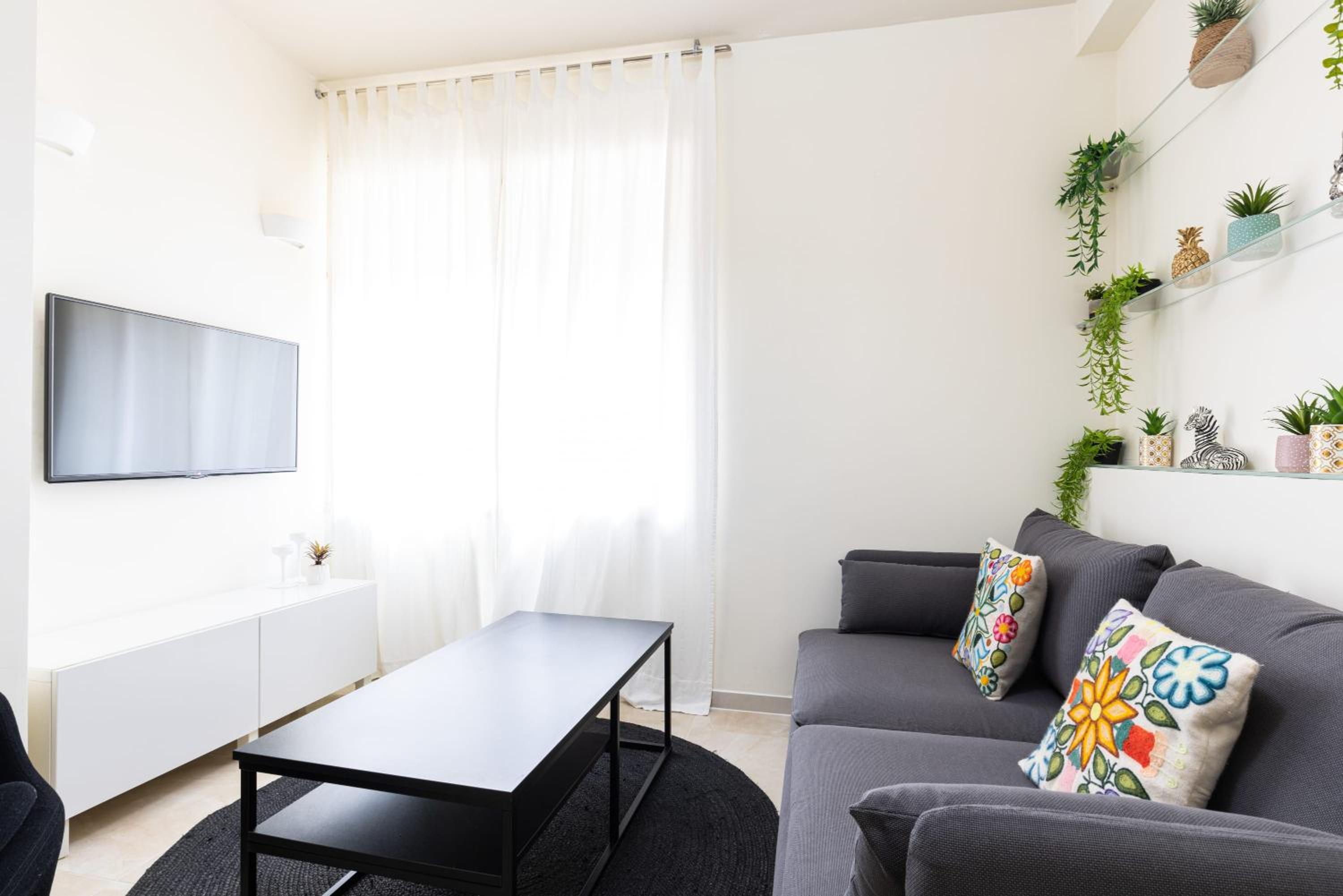 Cosy & Design 2BR near Shuk Hacarmel view 3