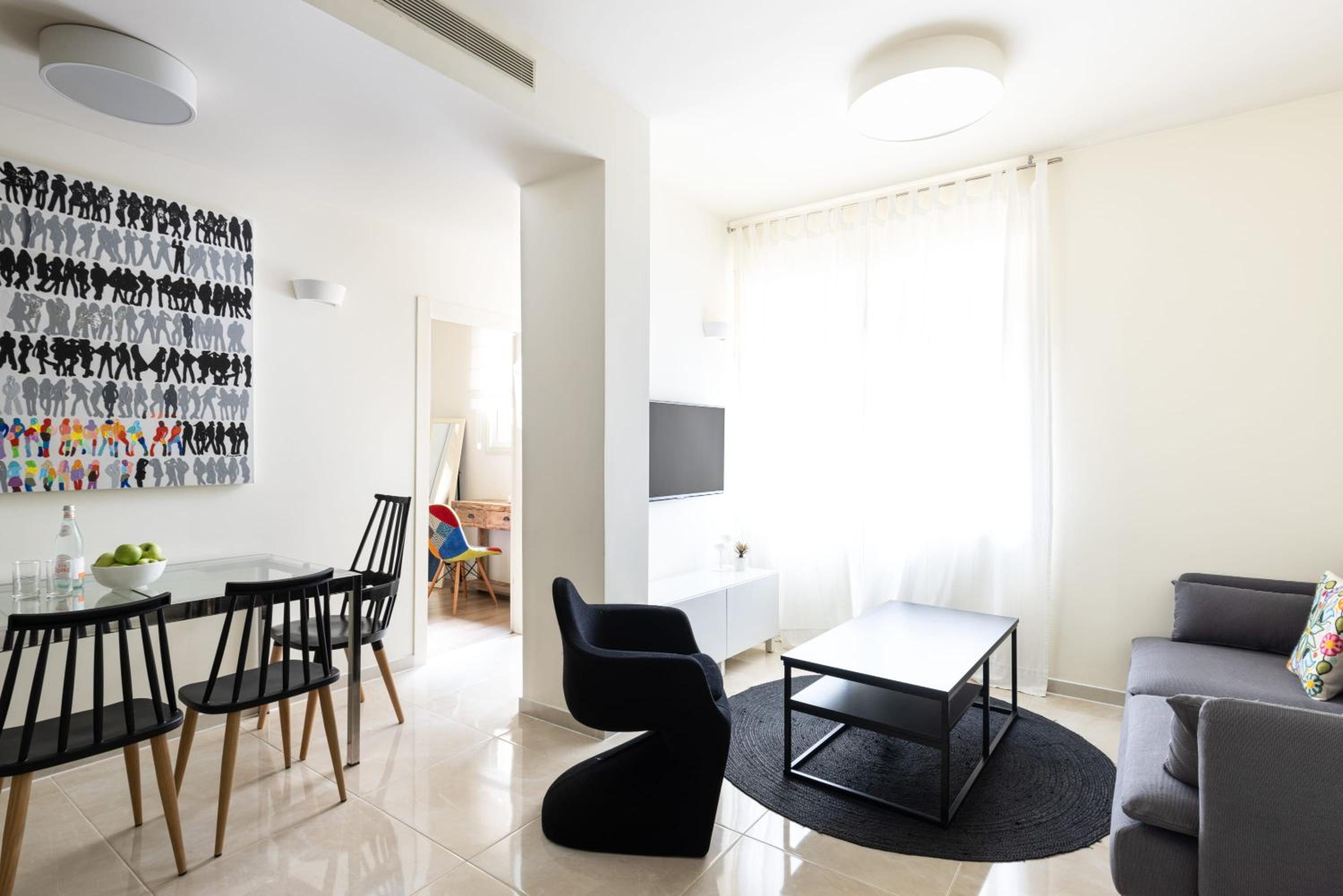 Cosy & Design 2BR near Shuk Hacarmel view 4