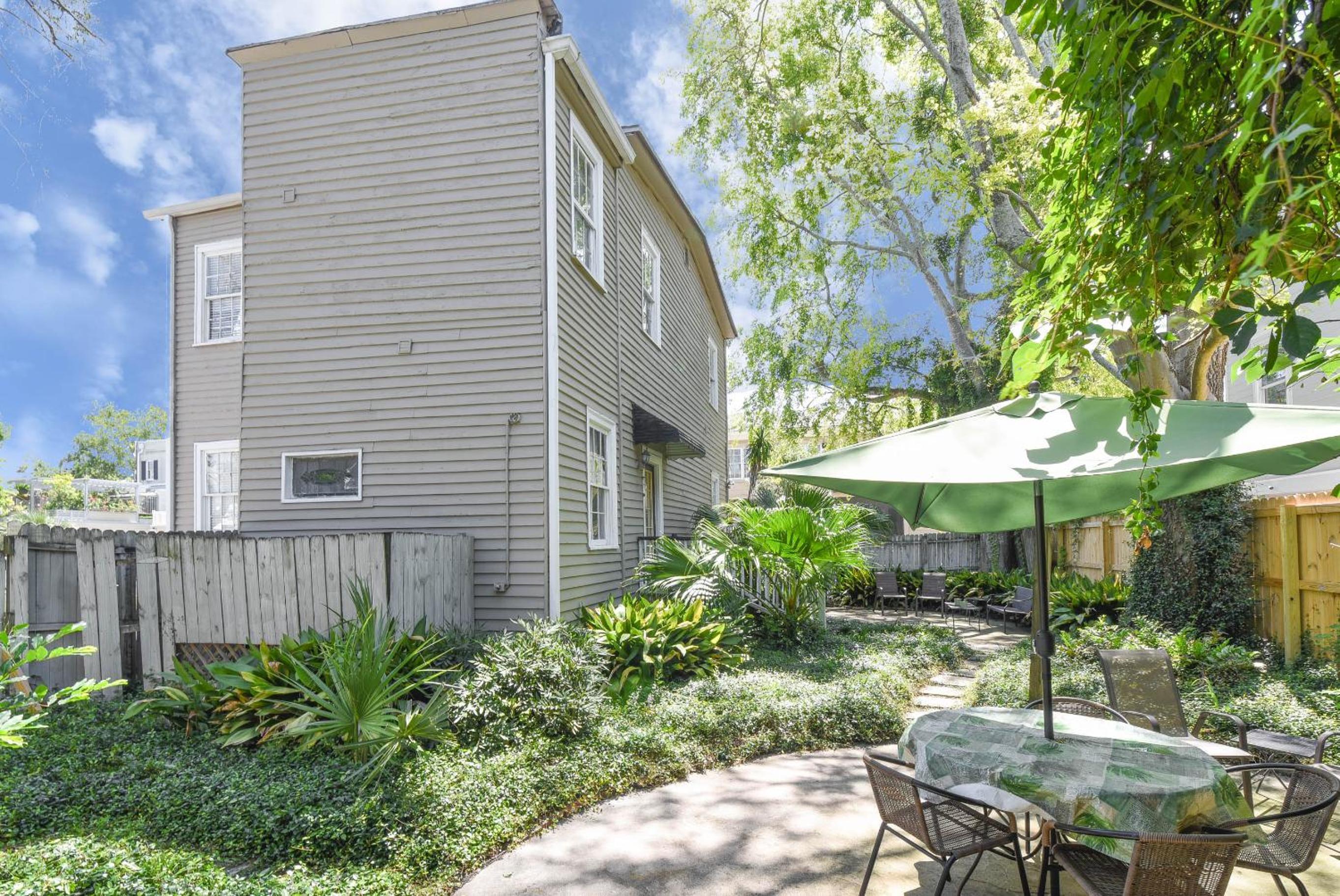 Charming Savannah Duplex Courtyard Parking view 3