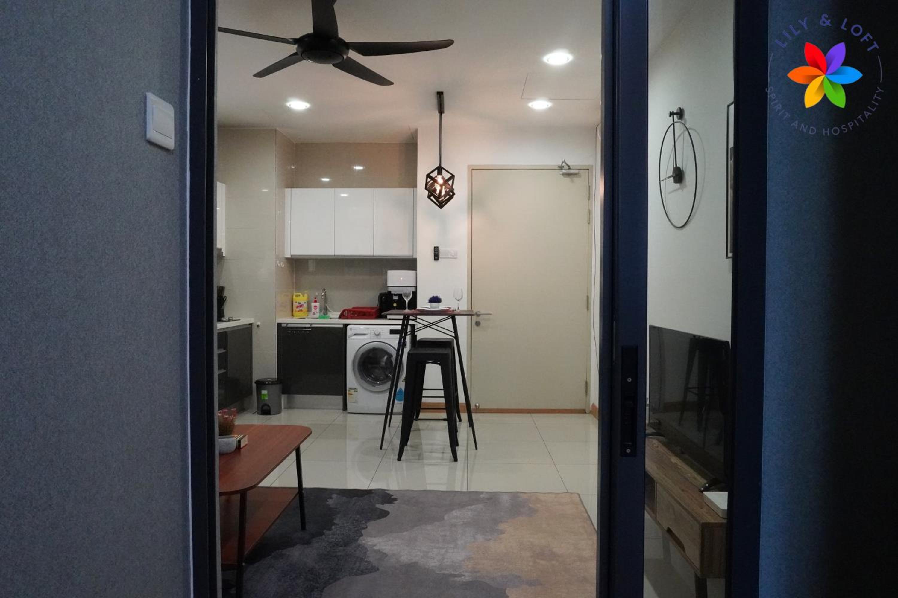 Lily and Loft - KL Gateway Bangsar LRT, WIFI, Netflix