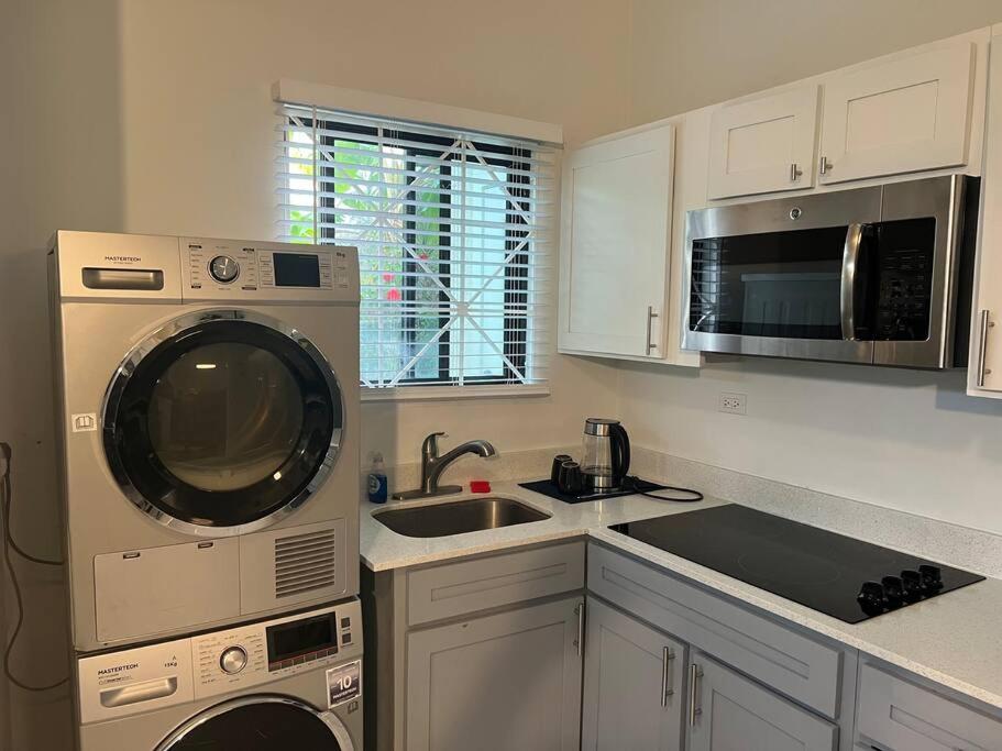 Luxury 1 Bedroom & Rooftop Pool unit #2