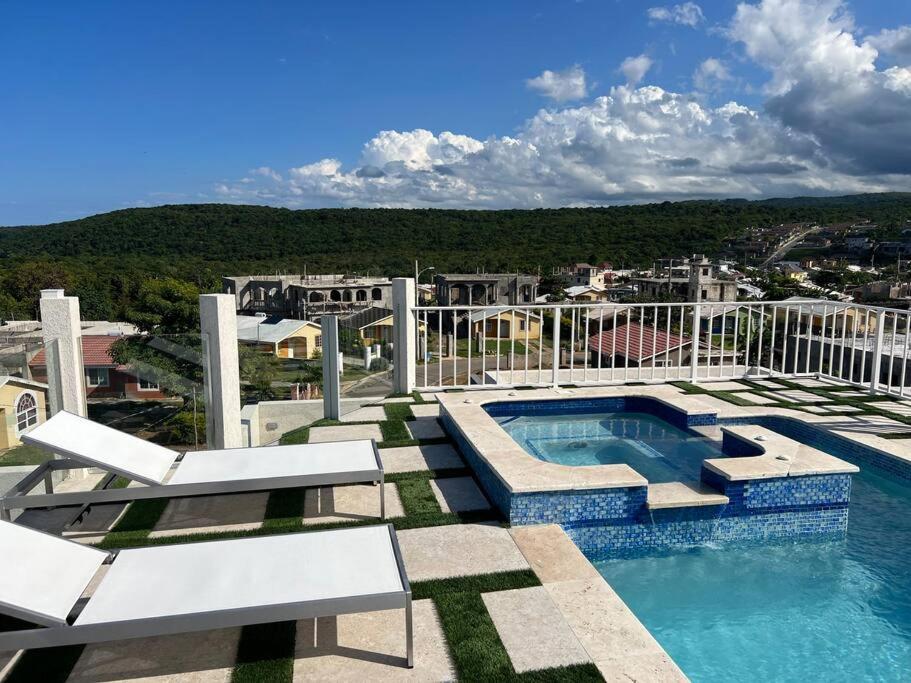 Luxury 1 Bedroom & Rooftop Pool unit #2