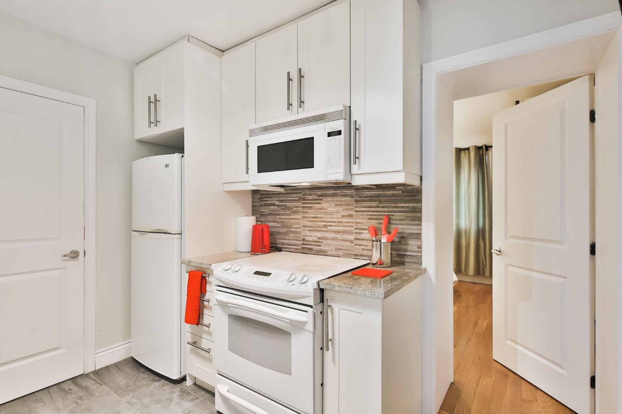 STUNNING full APARTMENTS - stocked KITCHENS - WASHER & DRYERS - WORKSPACE PROVIDED - FAST WIFI - LOCATED on the FAMOUS ST Denis street - Near METRO MONT RO