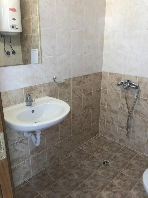 Snug Studio Apt, Sunny Day 6