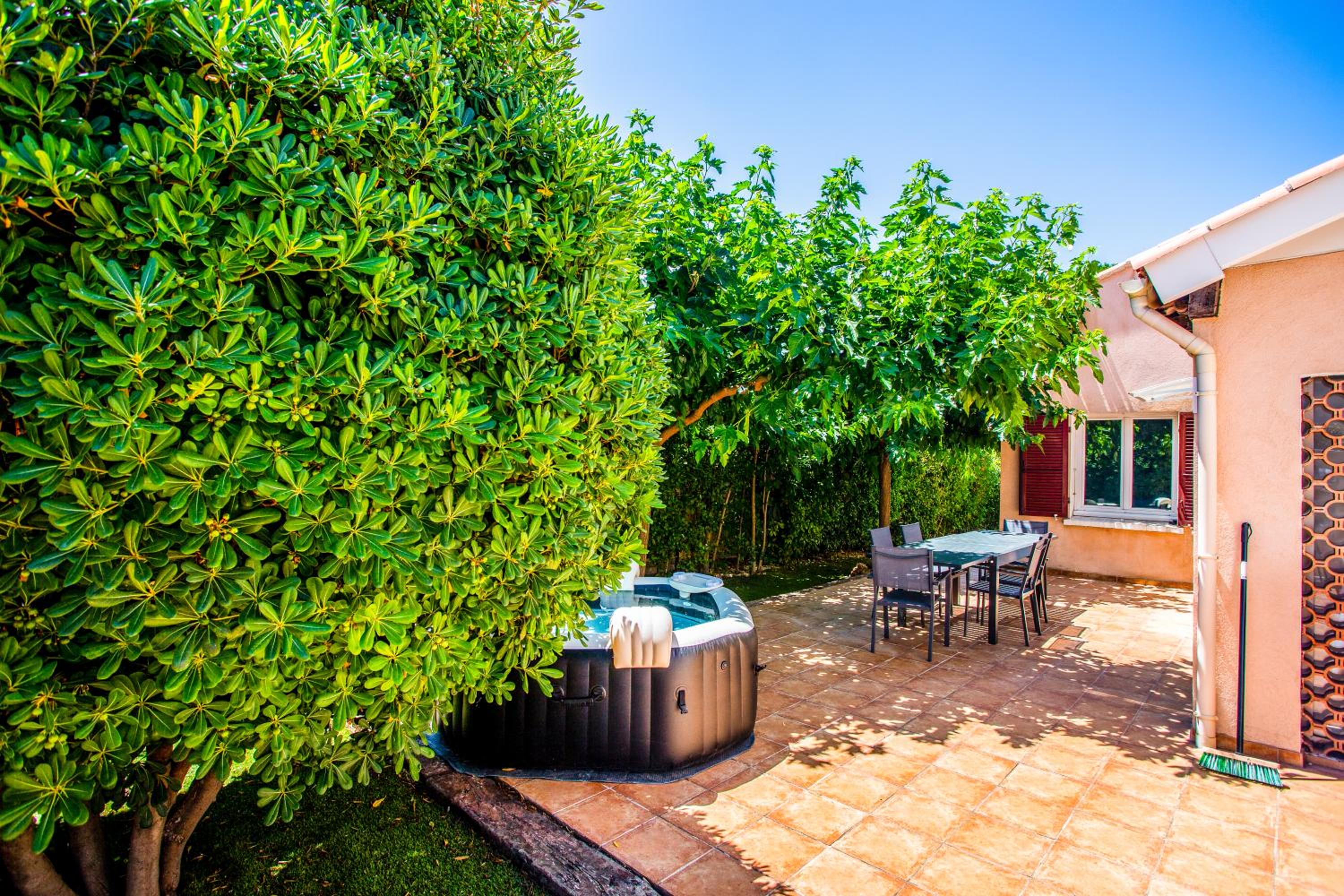 VILLA PROVENCE-SPA&BBQ CENTRE AU CALME- JARDIN - TERRASSES — photo 3
