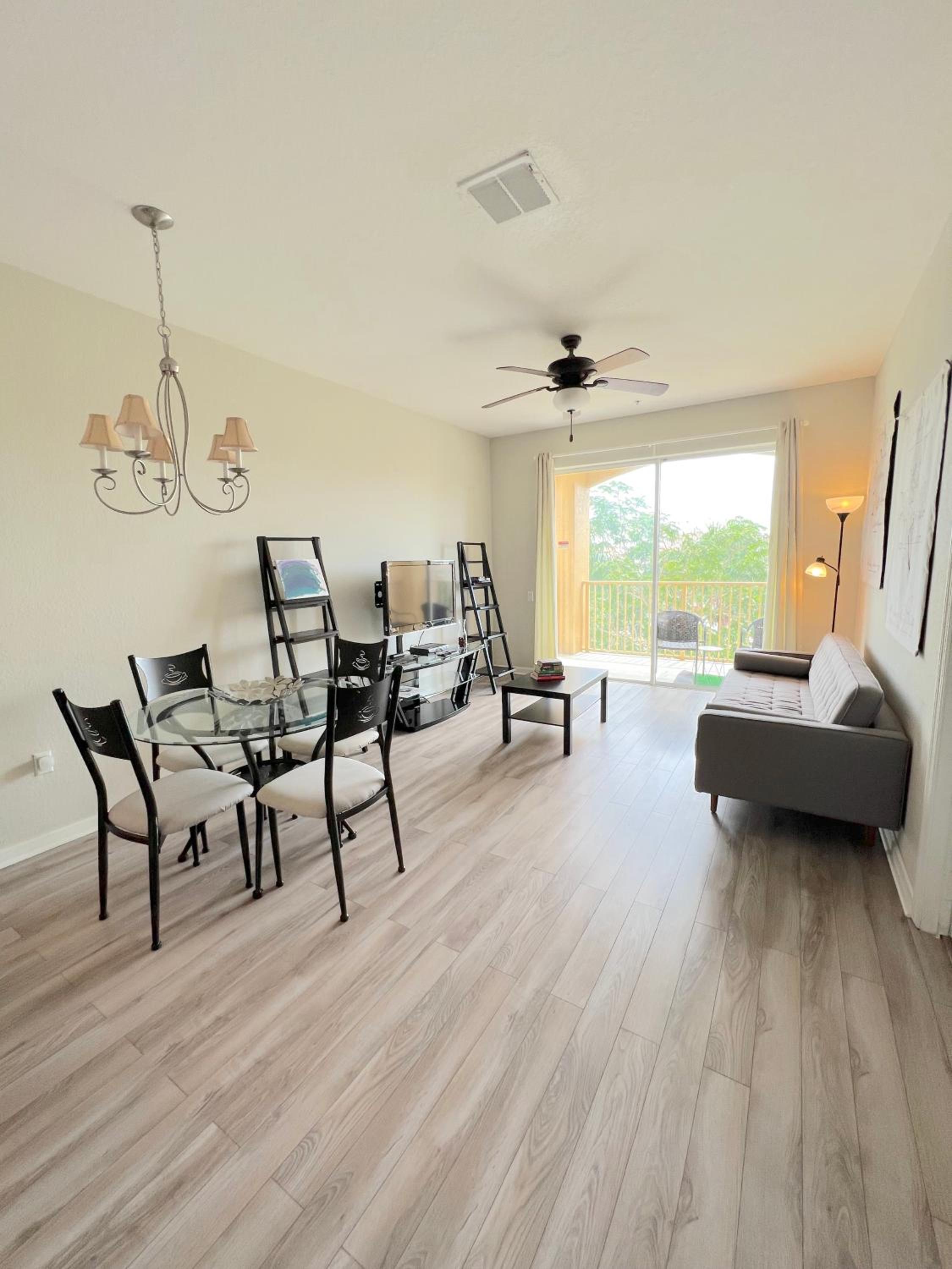 Modern Condo 5min to Conv Center with balcony