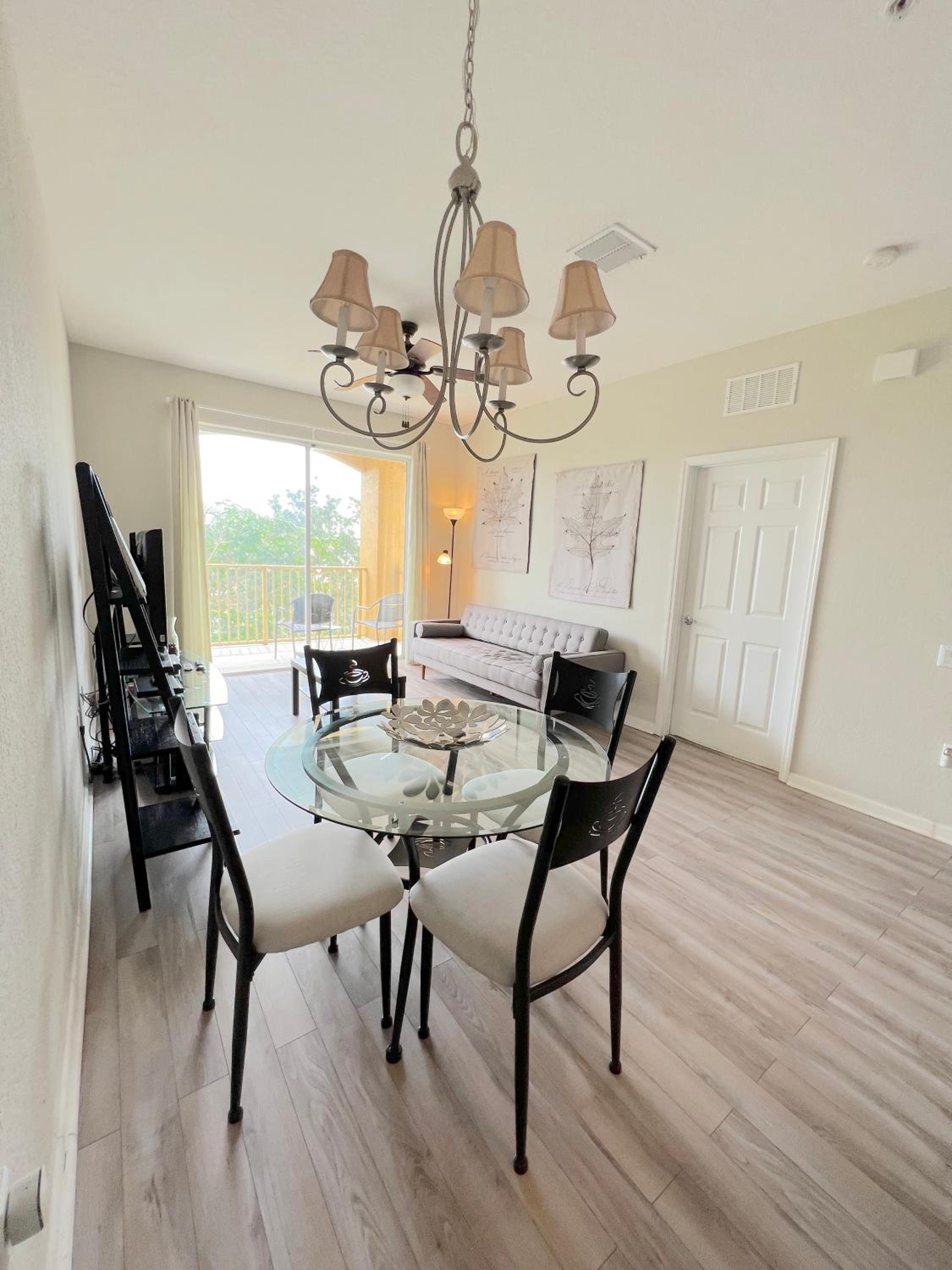 Modern Condo 5min to Conv Center with balcony