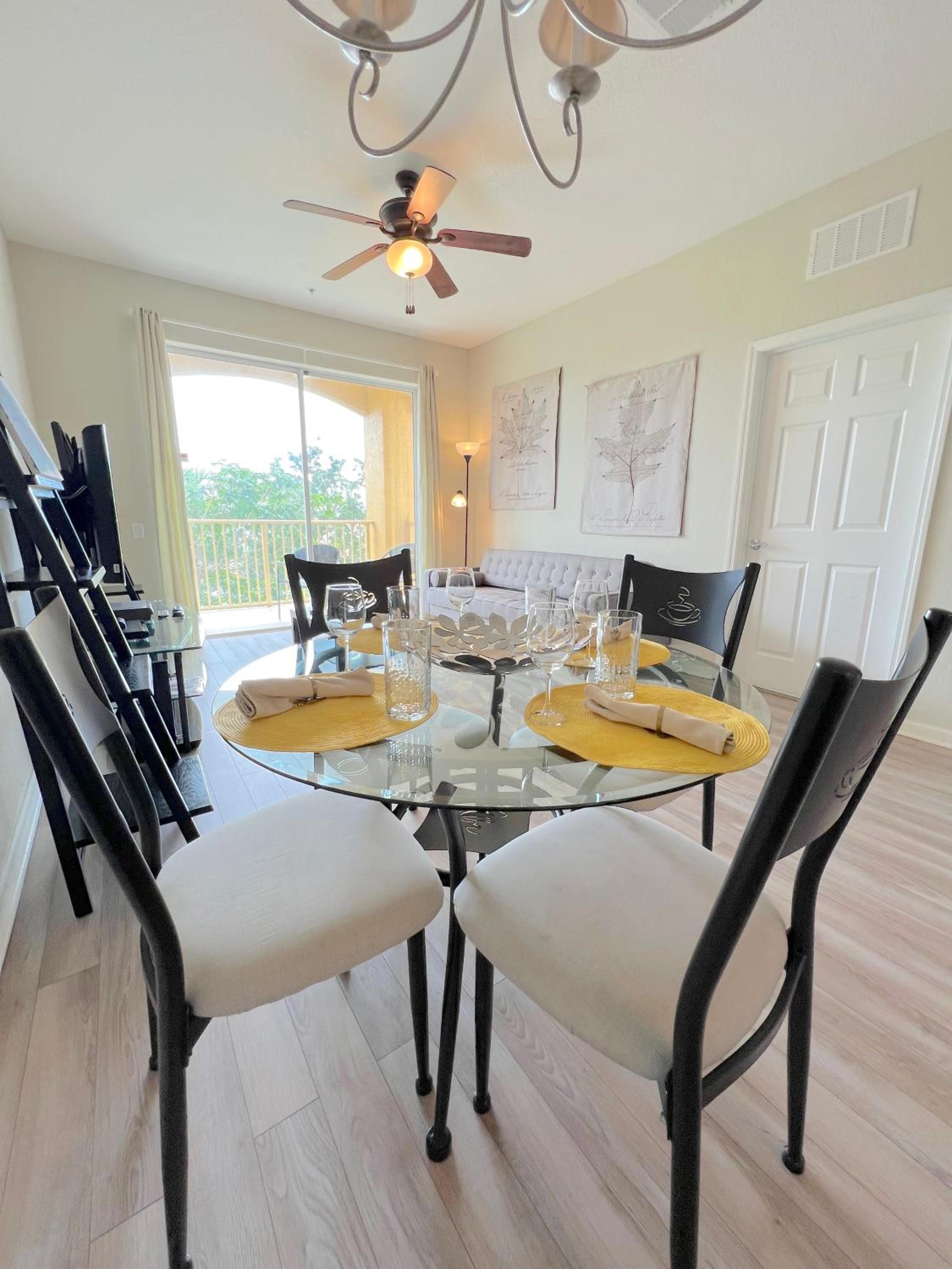 Modern Condo 5min to Conv Center with balcony
