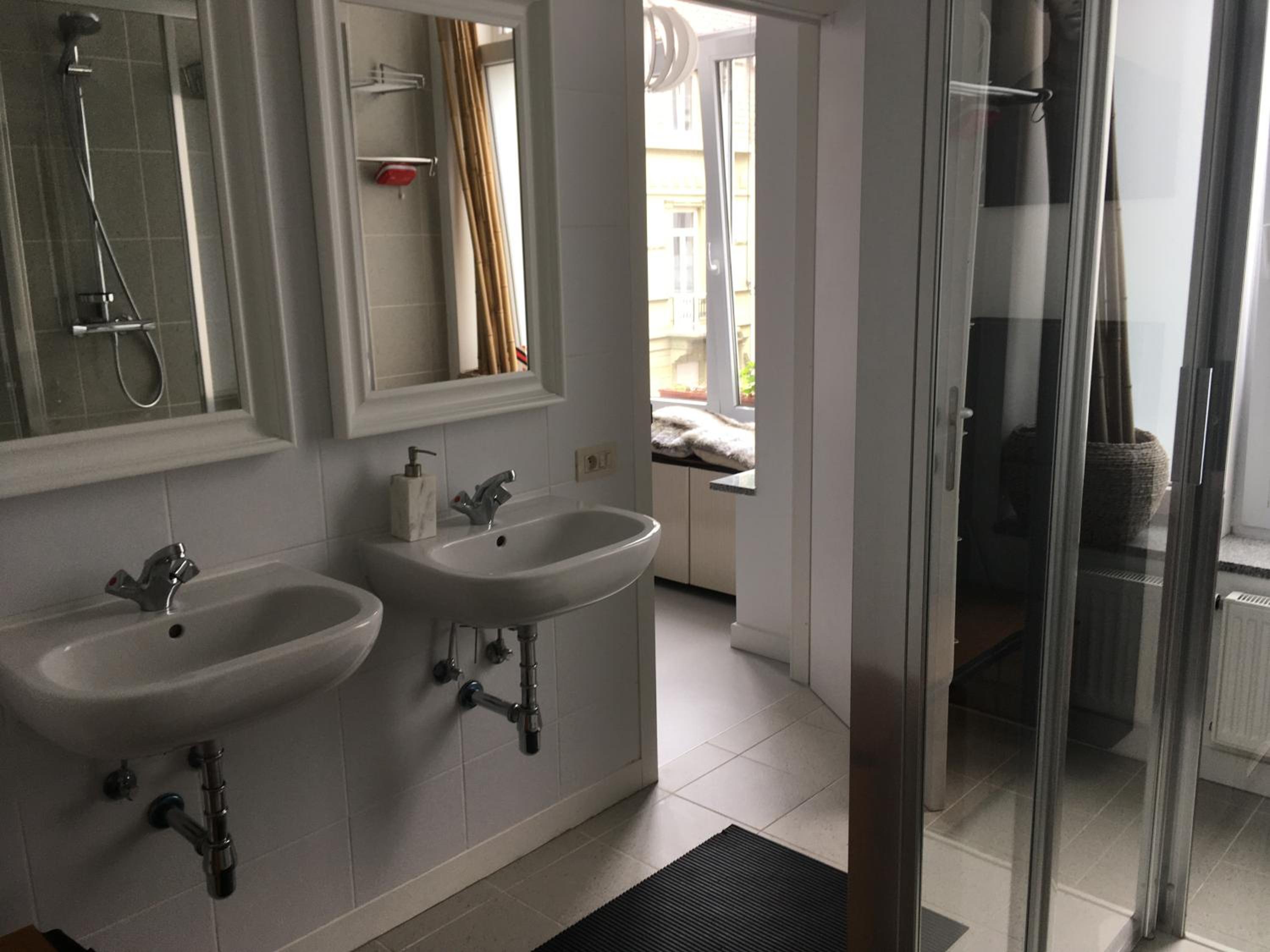 Chic & cosy in villa 300m from beach free P in street view 3