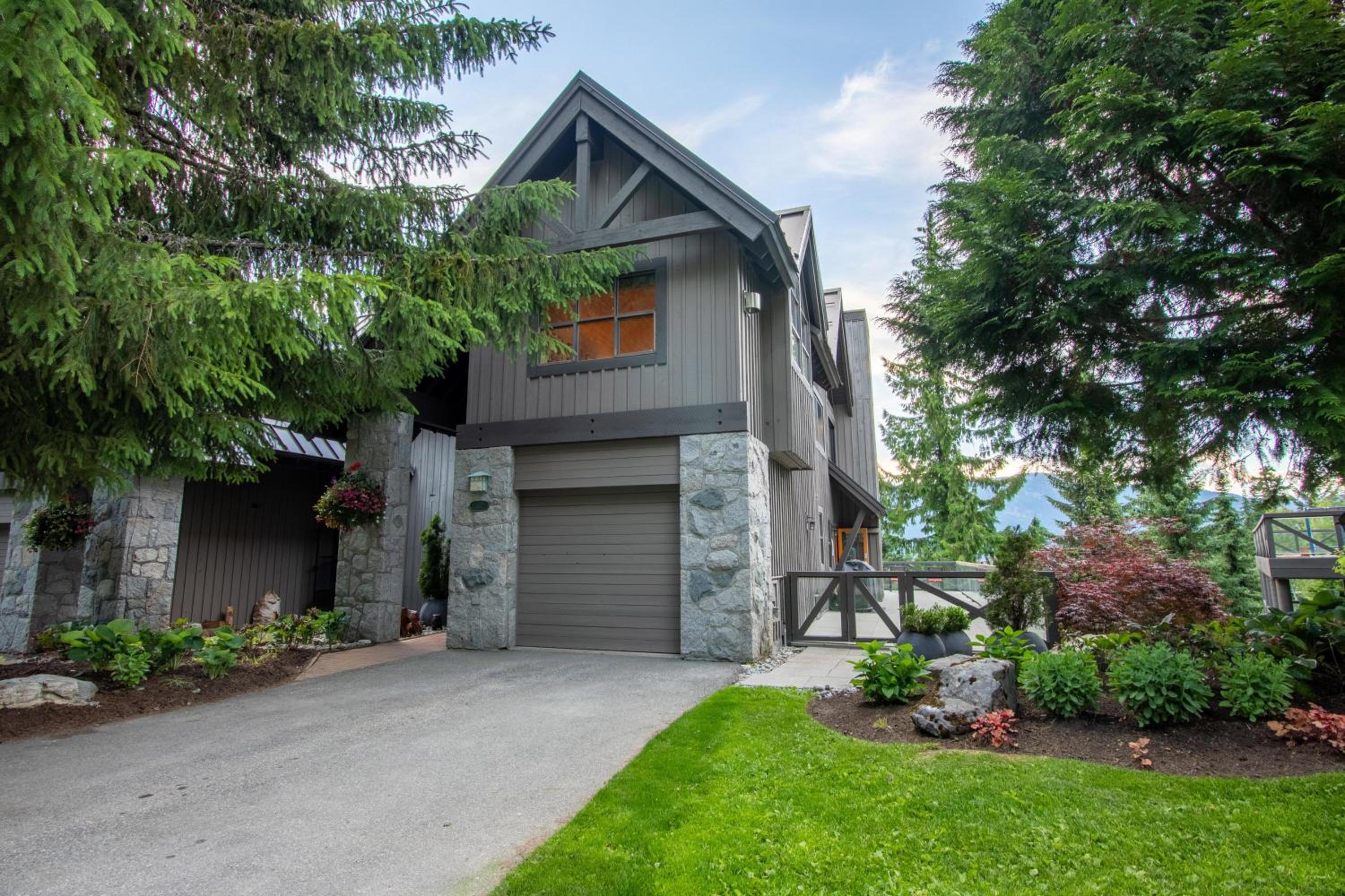 Pinnacle Ridge 34 - Ski In Ski Out, Private Hot Tub, Recently Renovated, Gas Fireplace