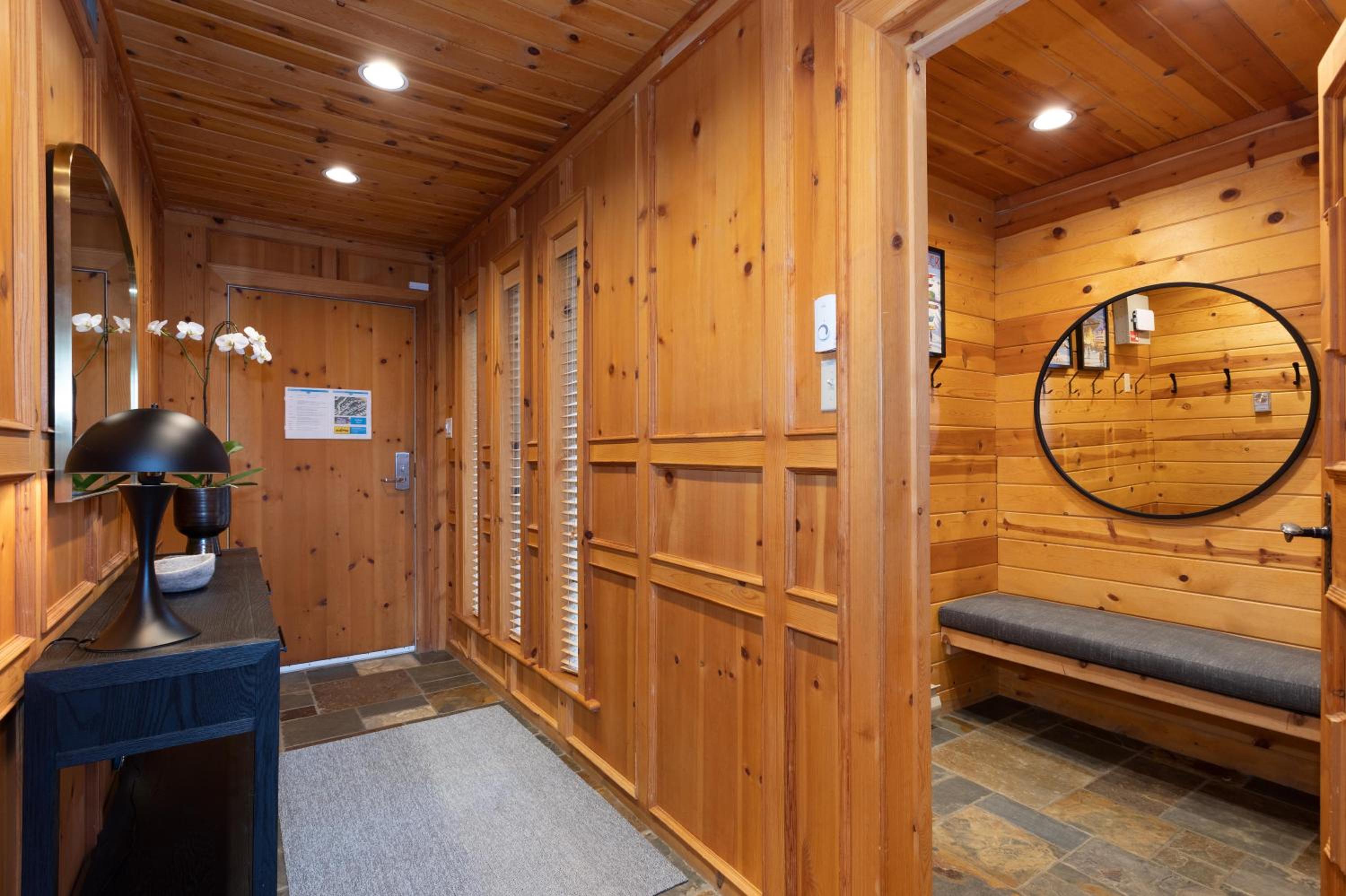 Pinnacle Ridge 34 - Ski In Ski Out, Private Hot Tub, Recently Renovated, Gas Fireplace