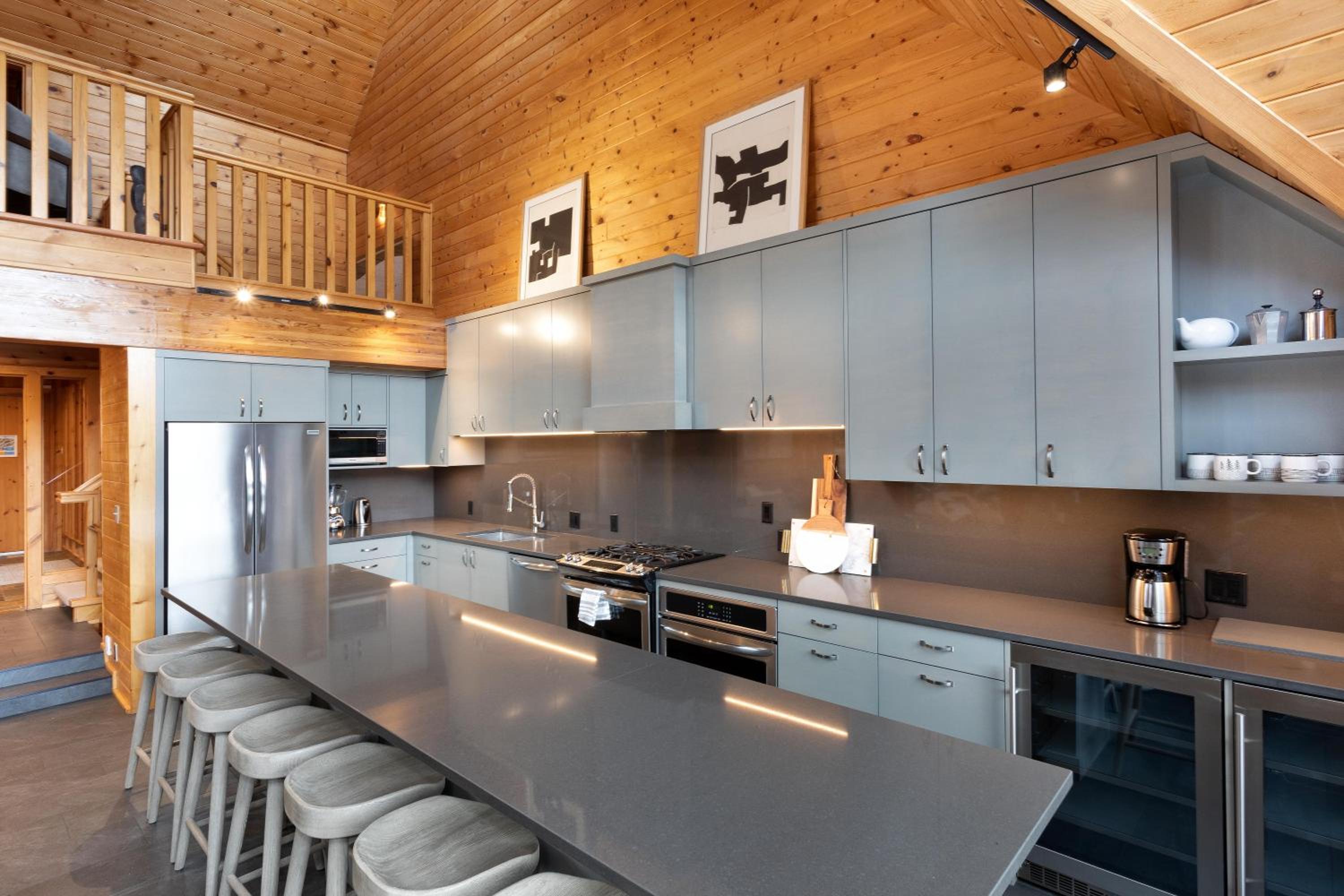 Pinnacle Ridge 34 - Ski In Ski Out, Private Hot Tub, Recently Renovated, Gas Fireplace