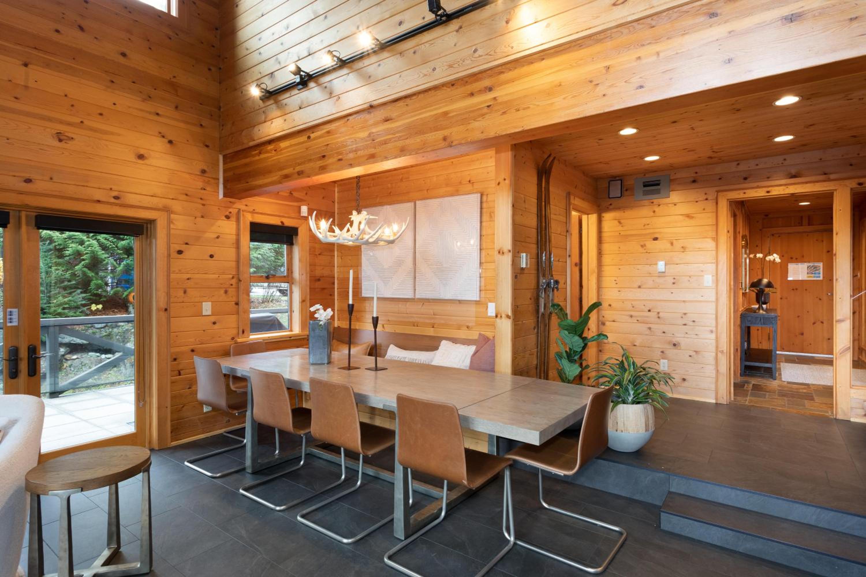 Pinnacle Ridge 34 - Ski In Ski Out, Private Hot Tub, Recently Renovated, Gas Fireplace