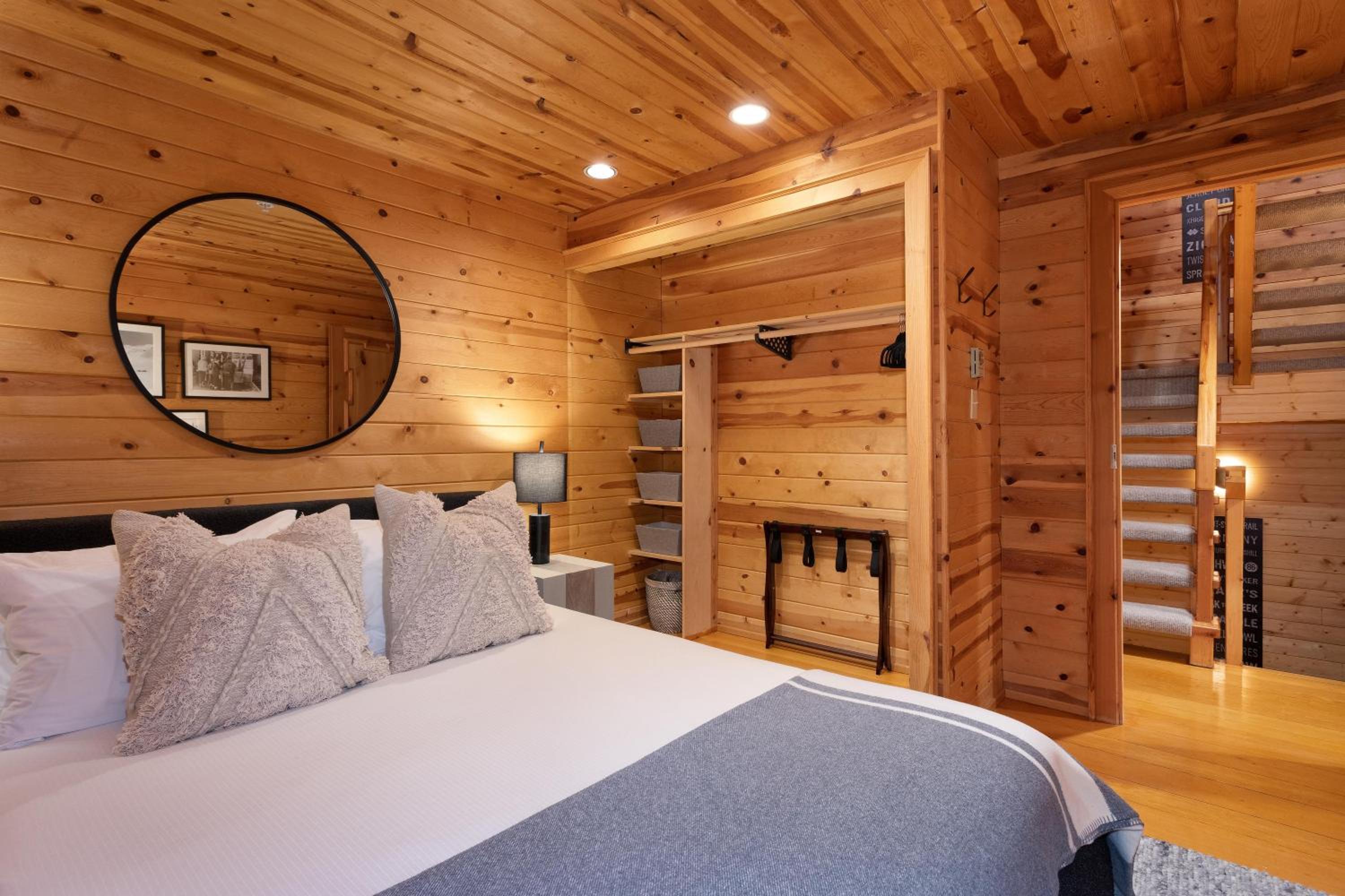 Pinnacle Ridge 34 - Ski In Ski Out, Private Hot Tub, Recently Renovated, Gas Fireplace