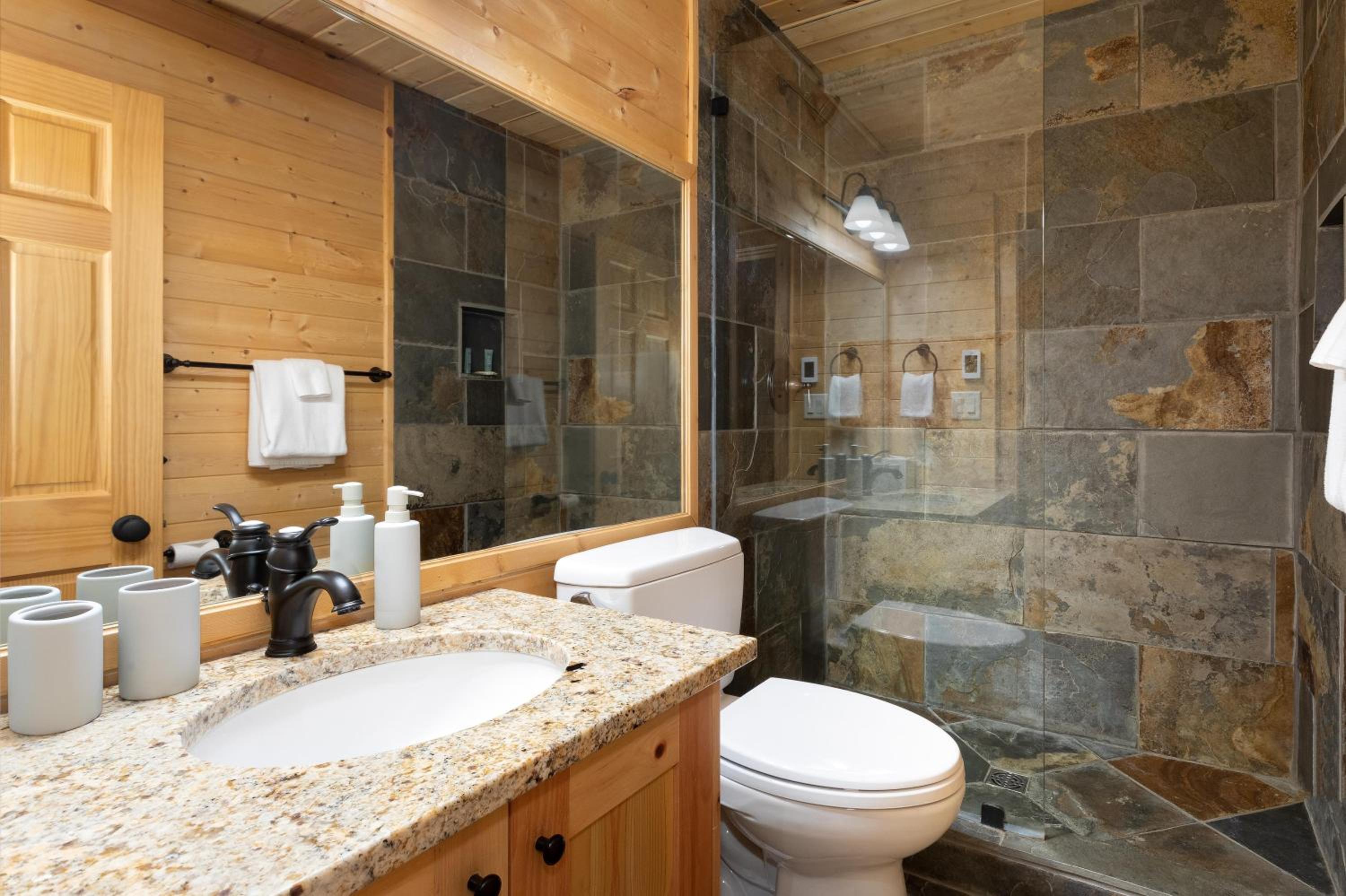 Pinnacle Ridge 34 - Ski In Ski Out, Private Hot Tub, Recently Renovated, Gas Fireplace