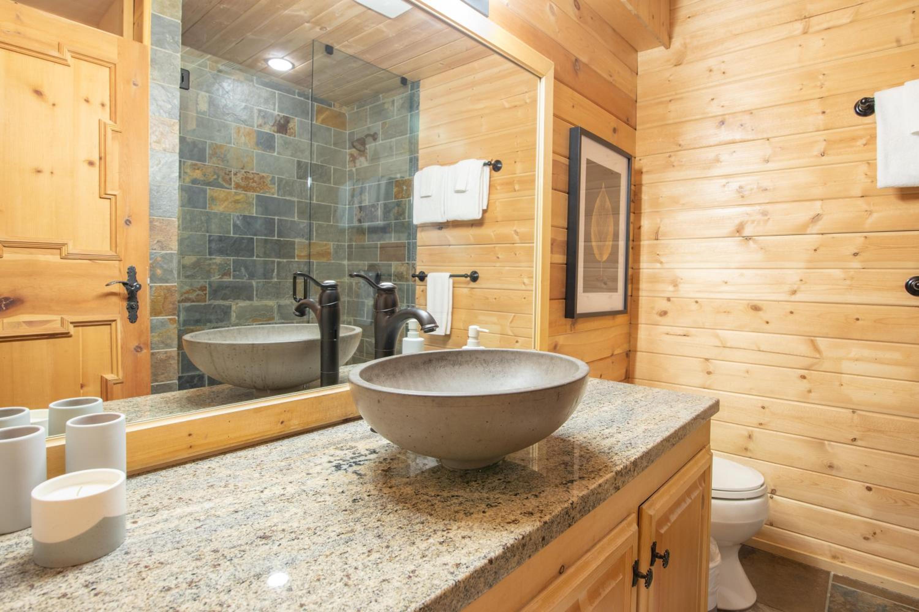 Pinnacle Ridge 34 - Ski In Ski Out, Private Hot Tub, Recently Renovated, Gas Fireplace