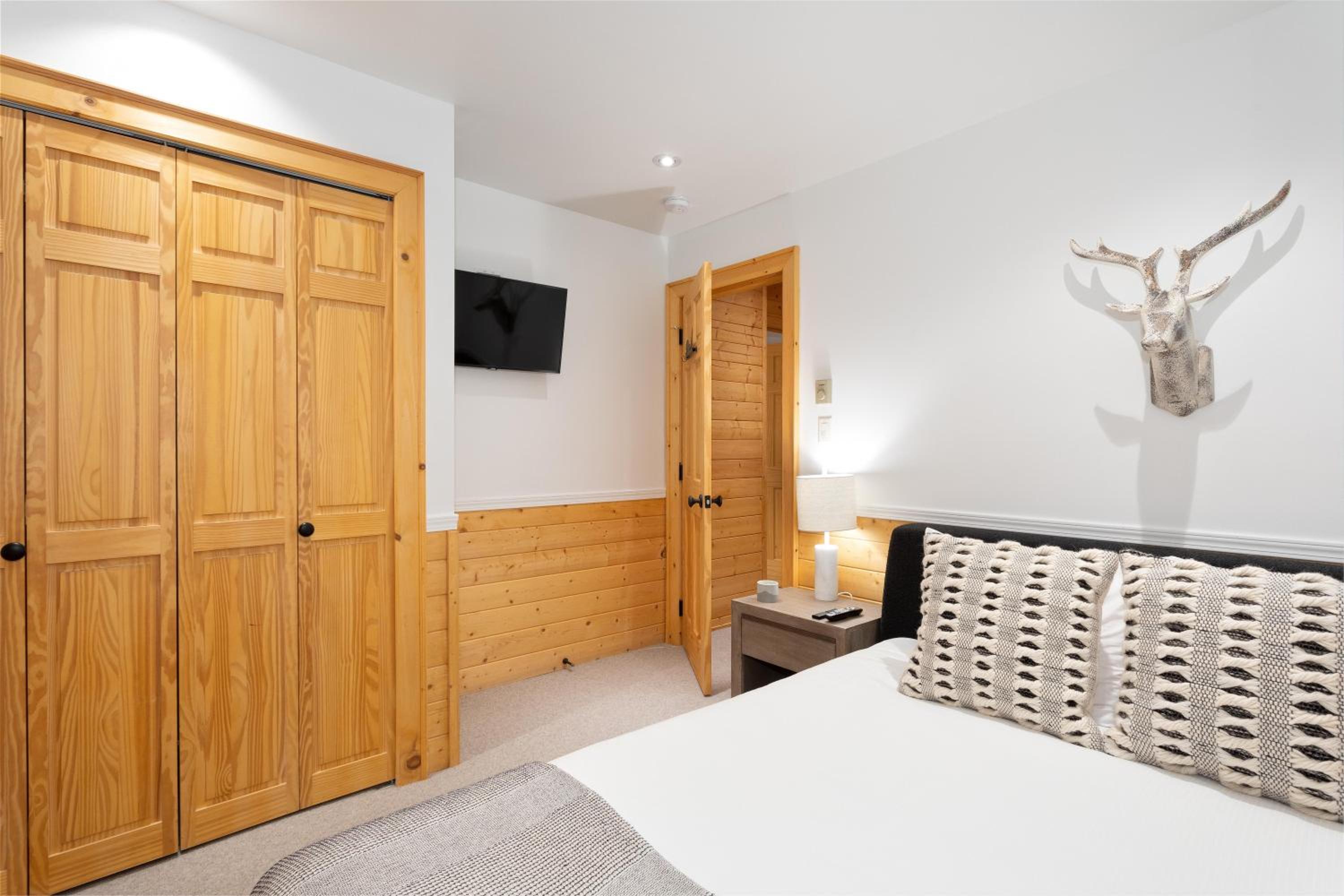 Pinnacle Ridge 34 - Ski In Ski Out, Private Hot Tub, Recently Renovated, Gas Fireplace