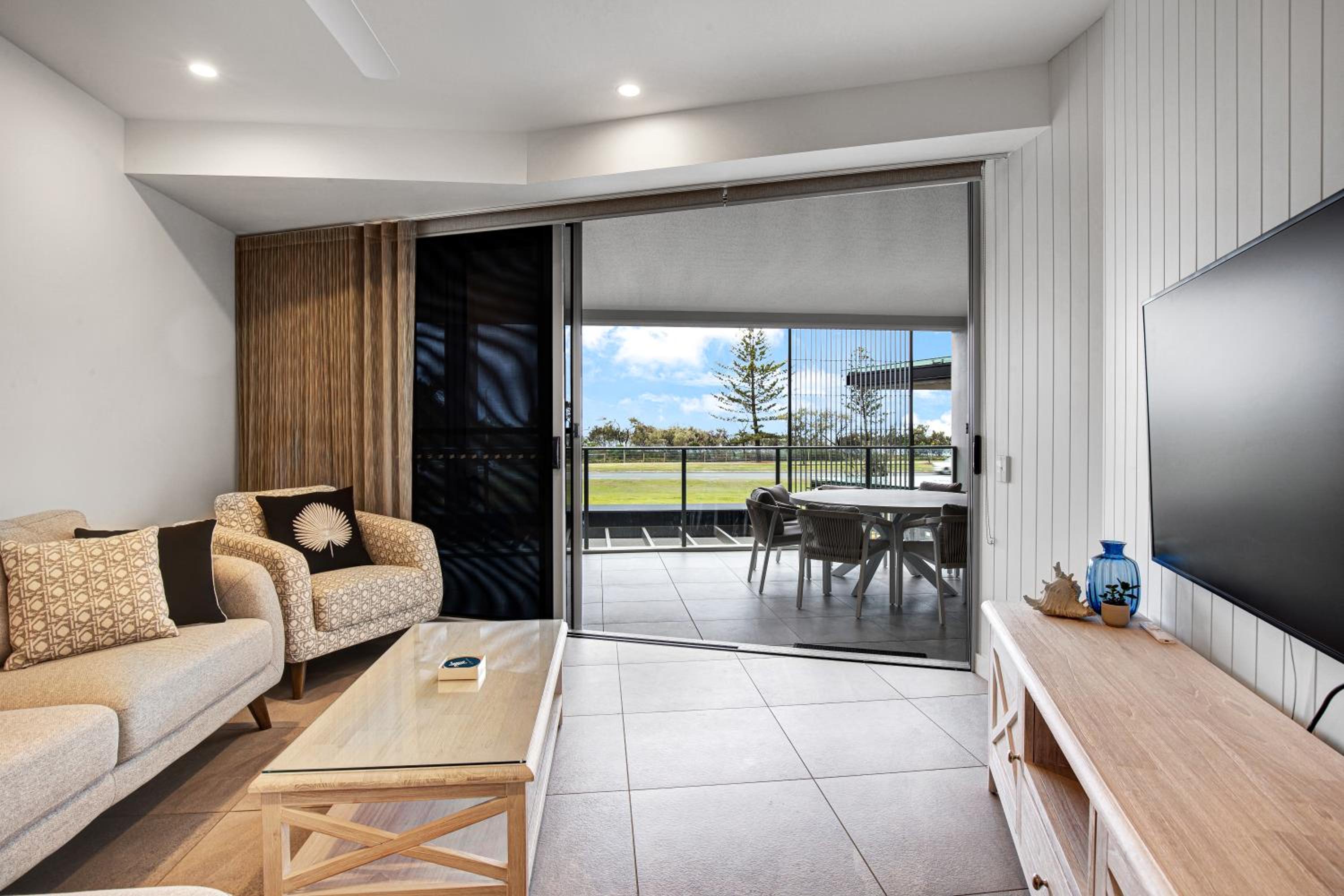 Beach Life - Luxe beachfront Apt