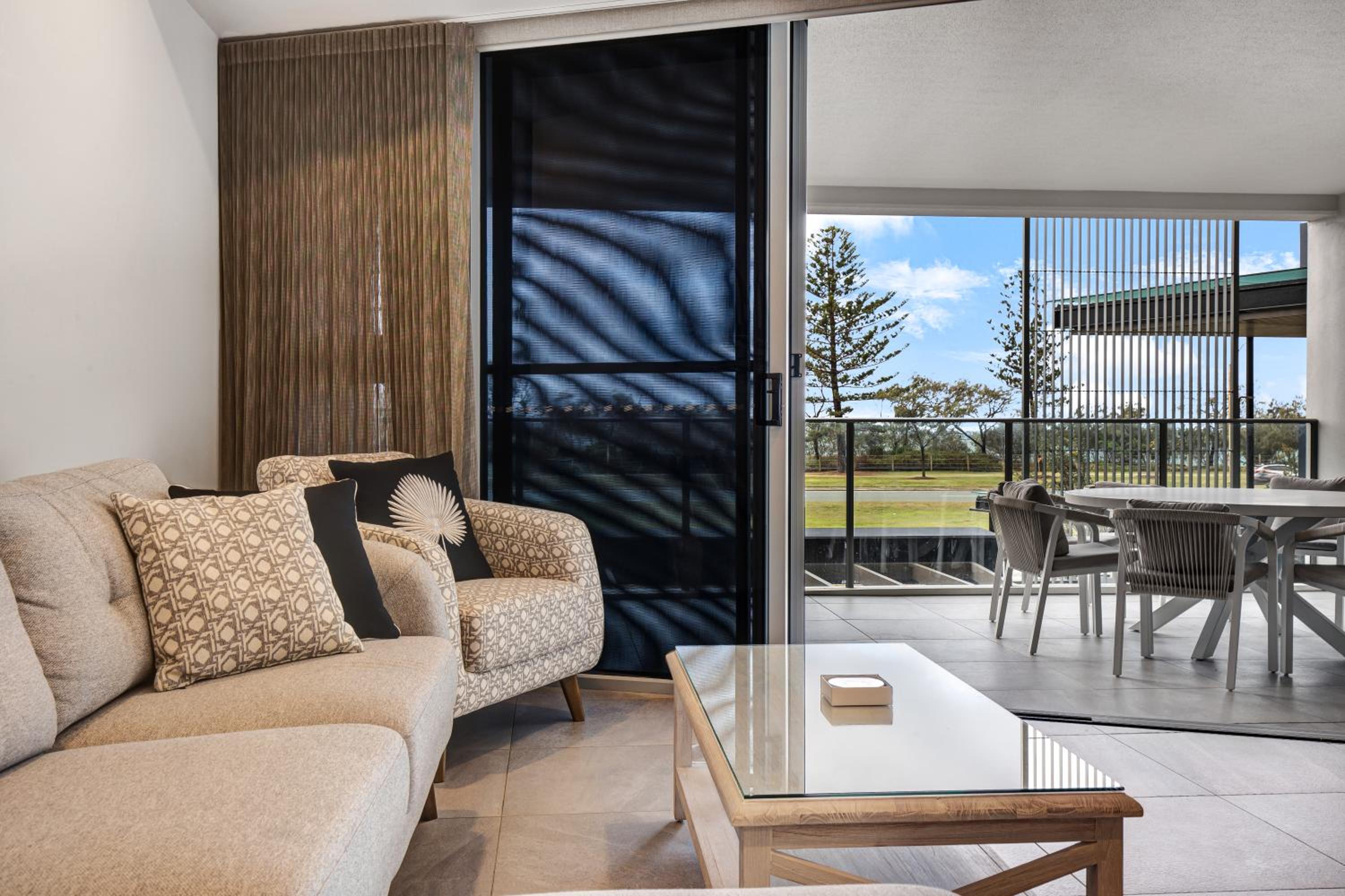 Beach Life - Luxe beachfront Apt