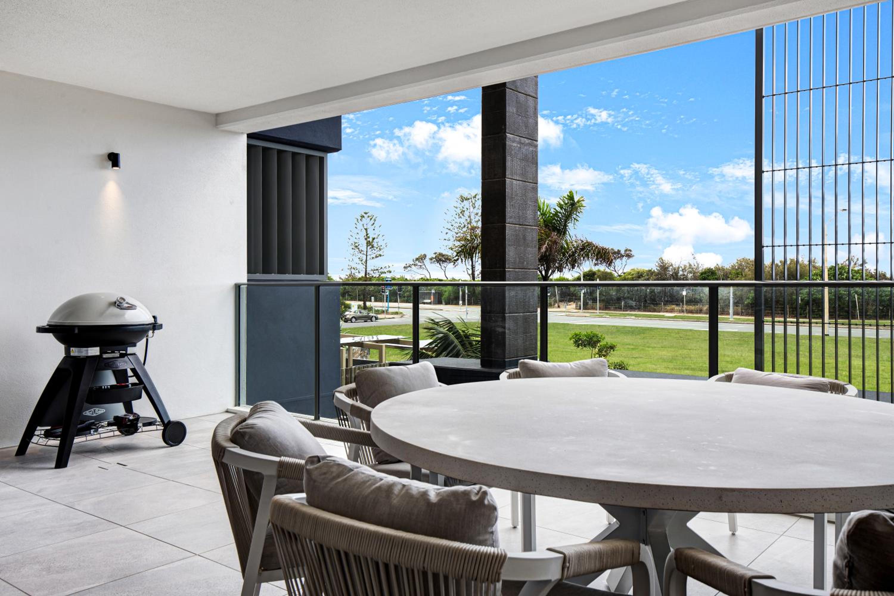 Beach Life - Luxe beachfront Apt