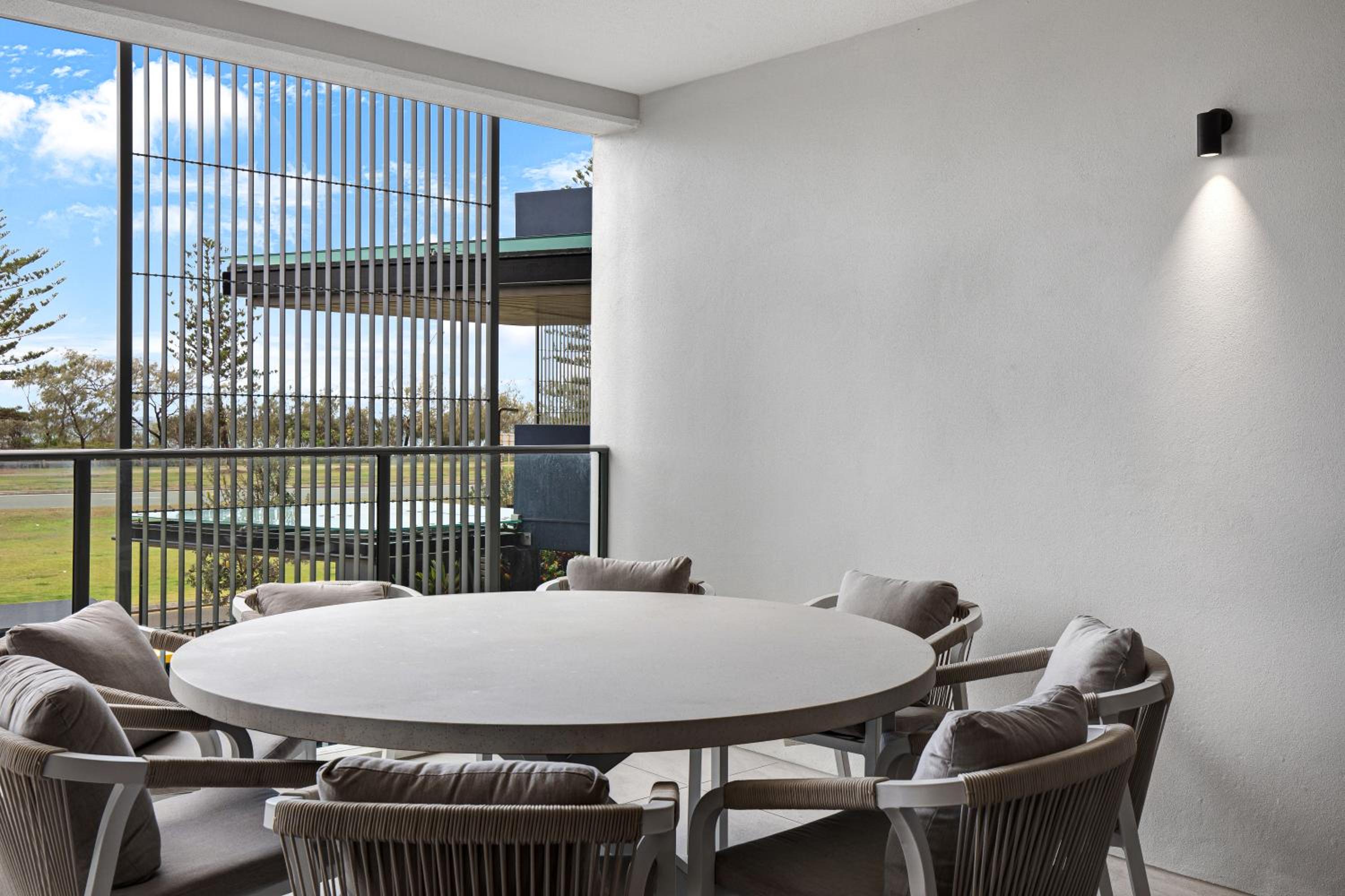 Beach Life - Luxe beachfront Apt