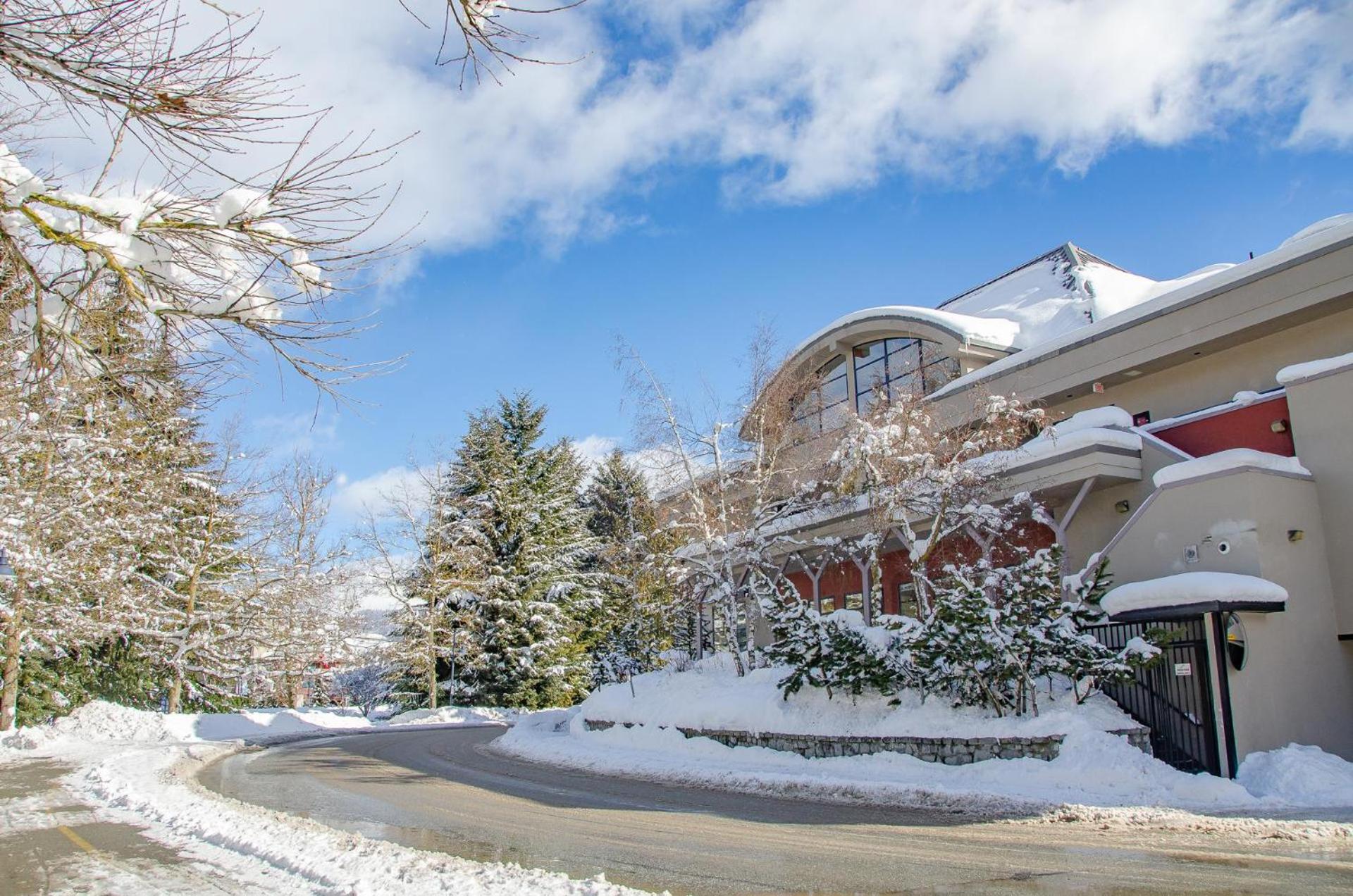 The Royal Suite - Village Penthouse, Private Hot Tub w Mountain Views, Sauna, Gas Fireplace