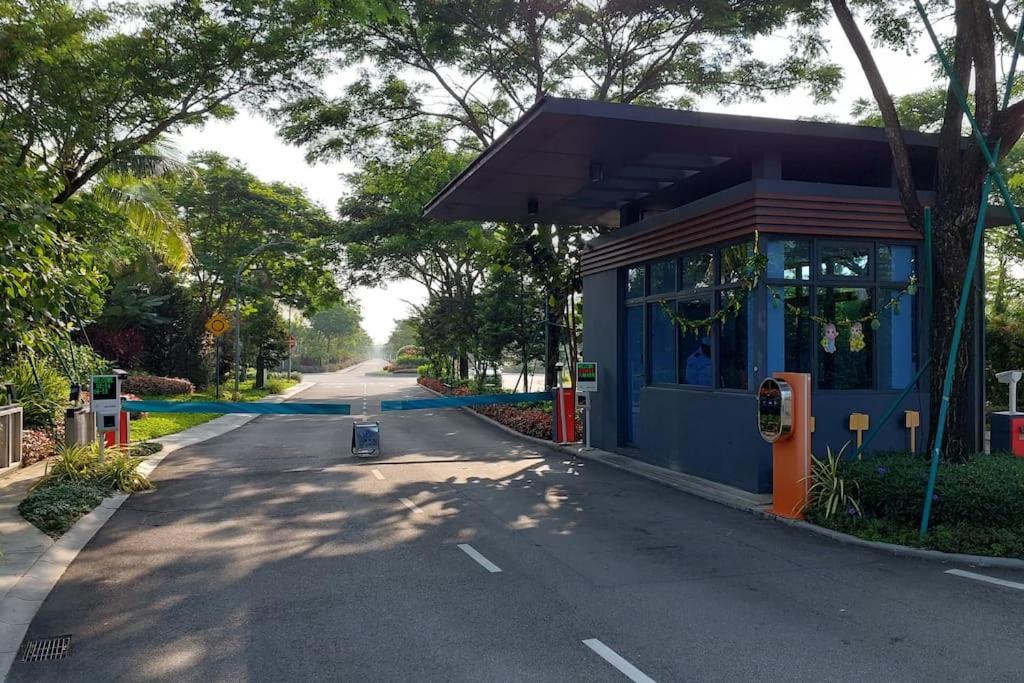 3 Room ForestCity Villa near Golf Course w Netflix