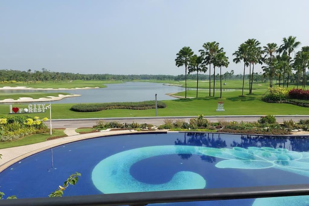 3 Room ForestCity Villa near Golf Course w Netflix
