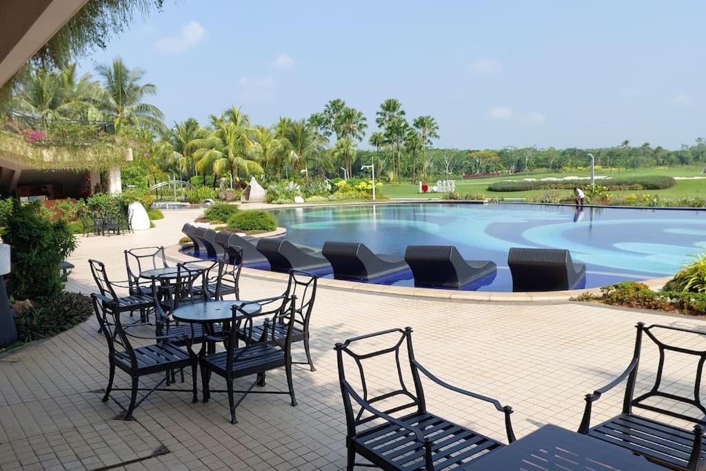 3 Room ForestCity Villa near Golf Course w Netflix