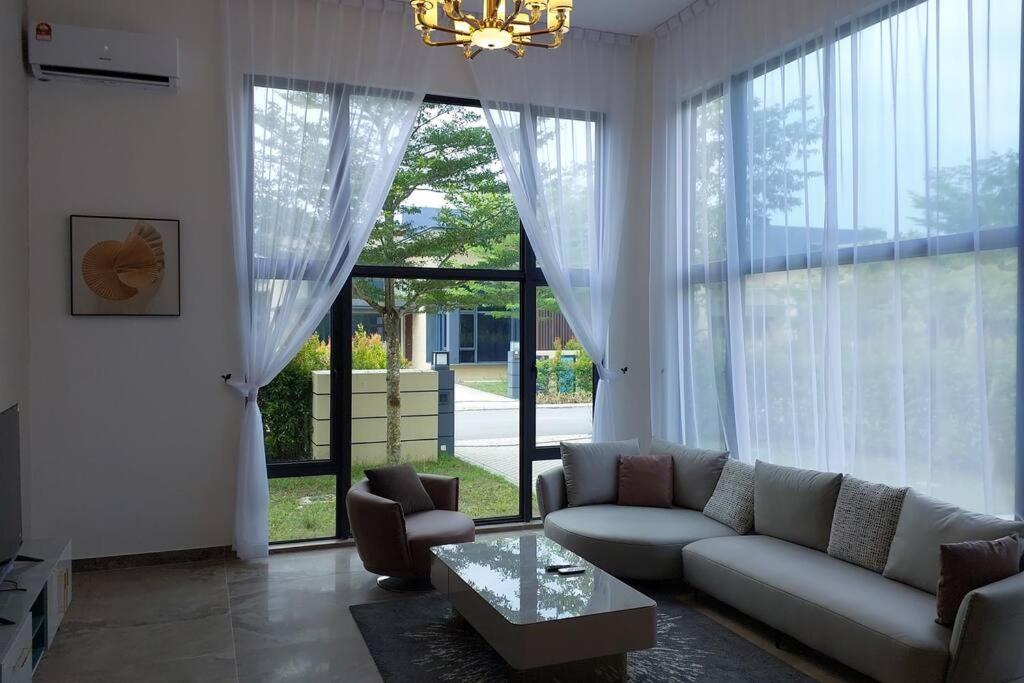 3 Room ForestCity Villa near Golf Course w Netflix