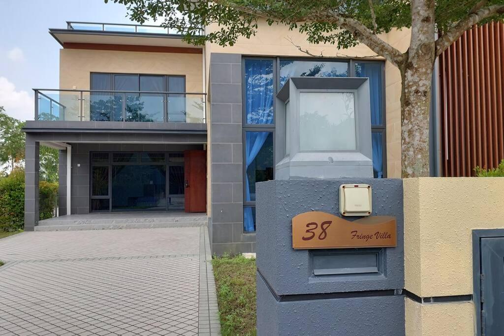 3 Room ForestCity Villa near Golf Course w Netflix