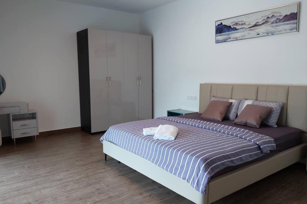 3 Room ForestCity Villa near Golf Course w Netflix