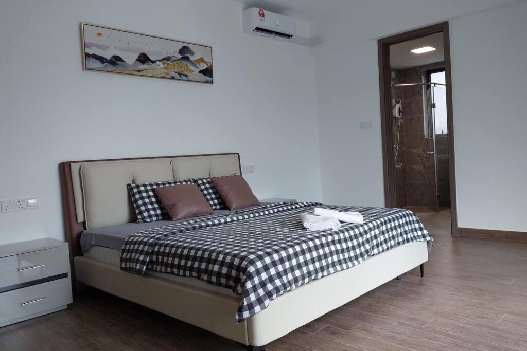 3 Room ForestCity Villa near Golf Course w Netflix