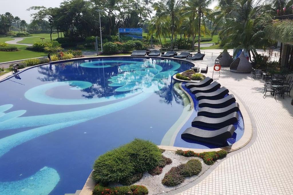 3 Room ForestCity Villa near Golf Course w Netflix