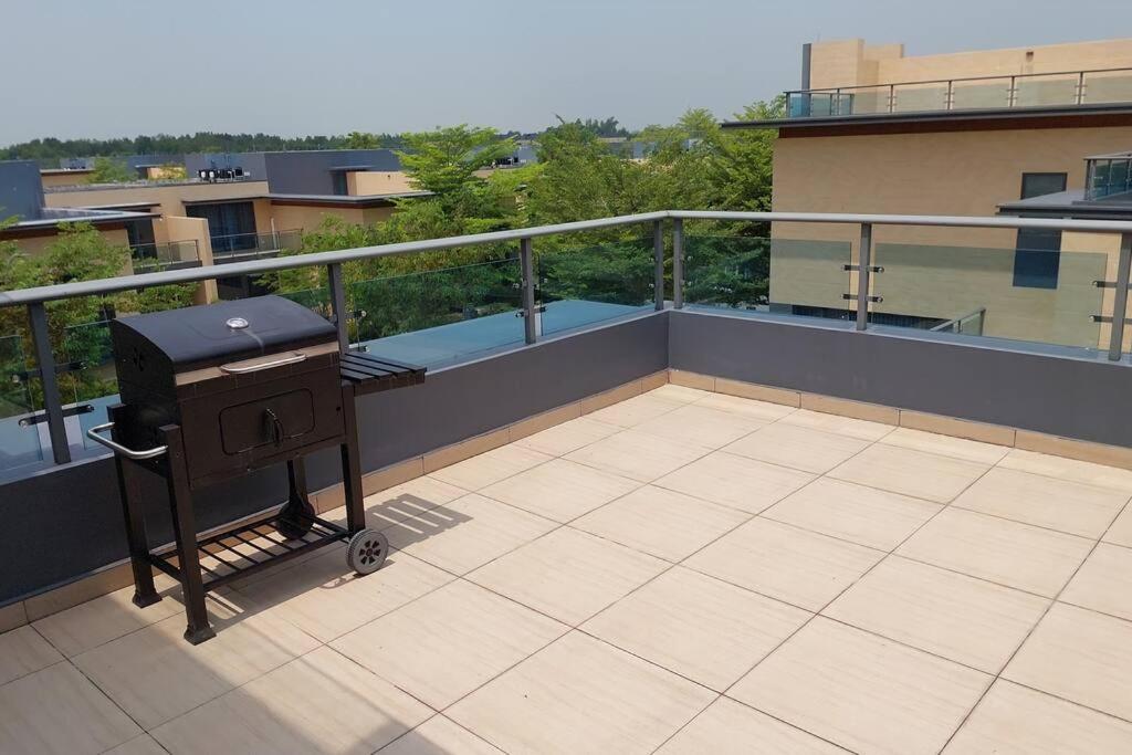 3 Room ForestCity Villa near Golf Course w Netflix