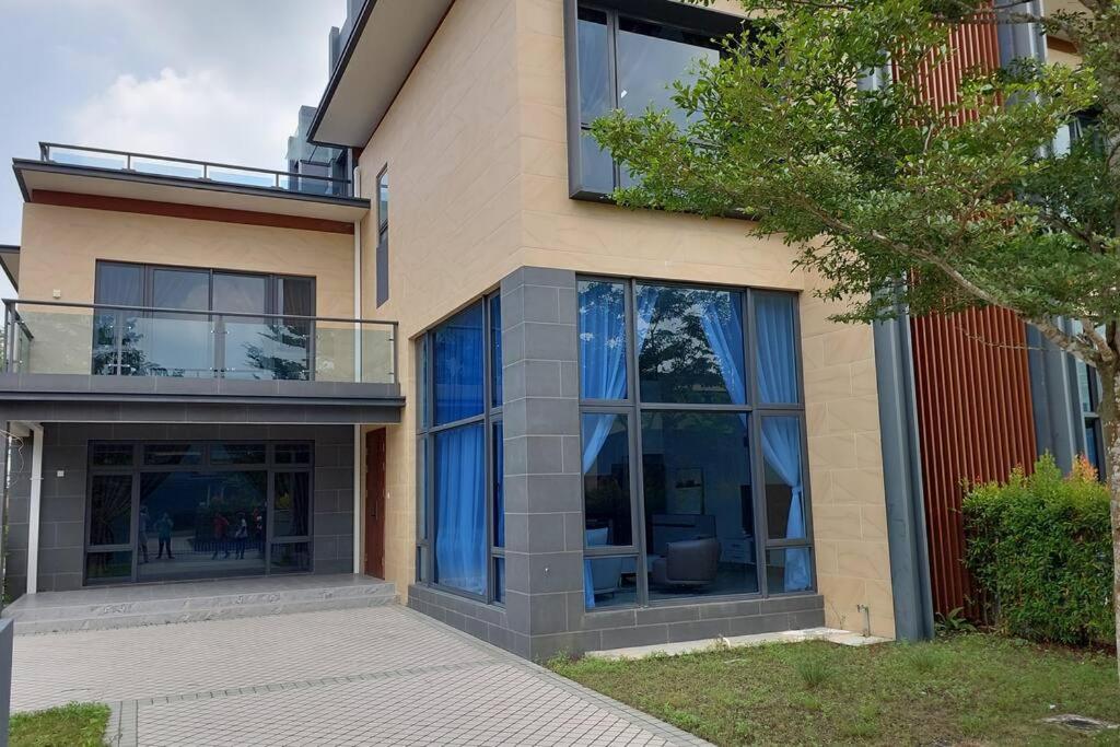 3 Room ForestCity Villa near Golf Course w Netflix
