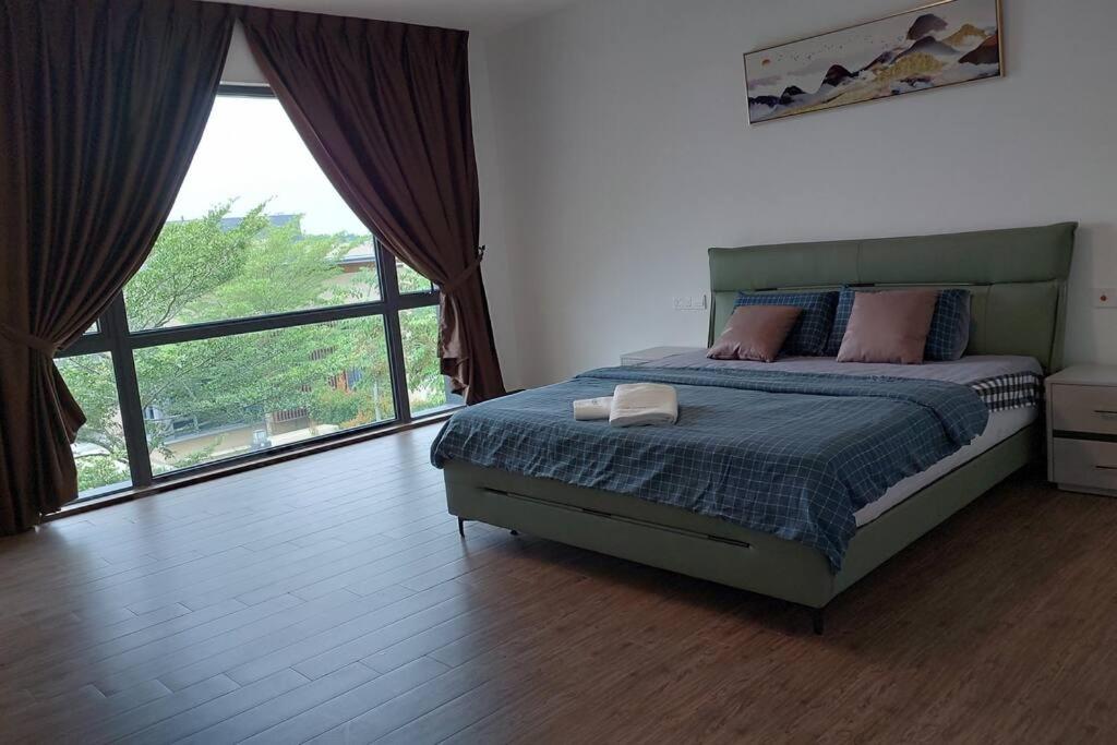 3 Room ForestCity Villa near Golf Course w Netflix