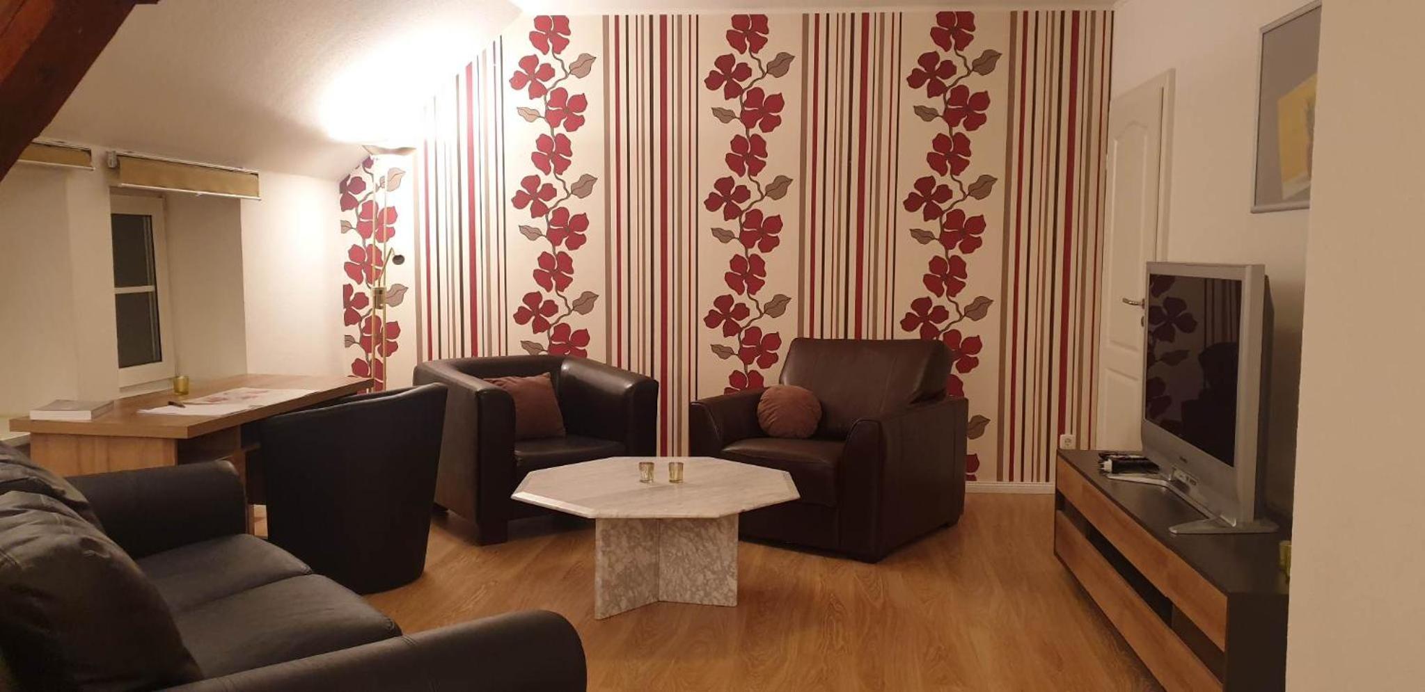 Apartment with Garden and City View