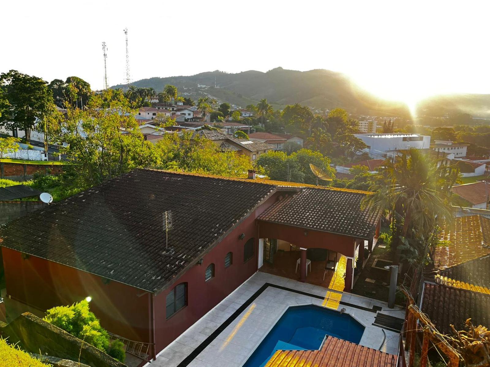 Cantinho da Vó Lena Casa Familiar com 4 Suítes, Piscina e Lazer em Lindóia