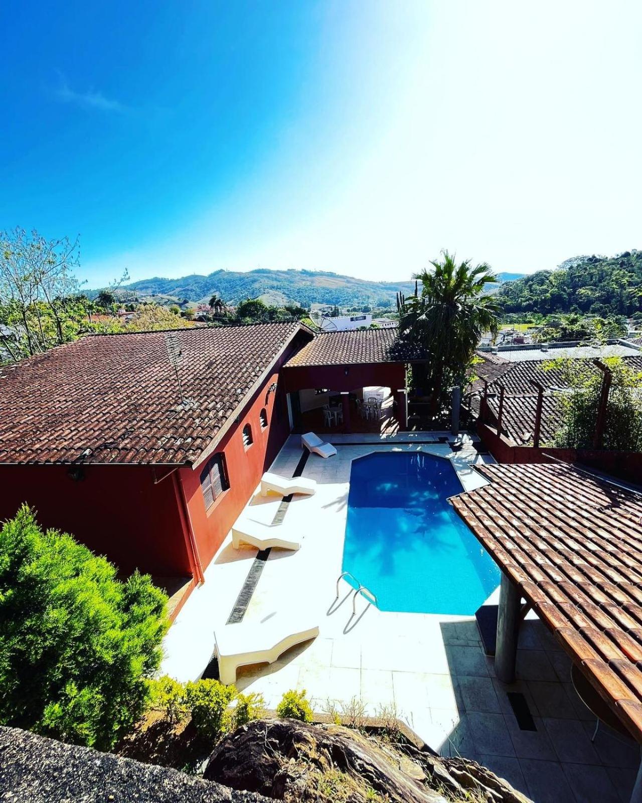 Cantinho da Vó Lena Casa Familiar com 4 Suítes, Piscina e Lazer em Lindóia