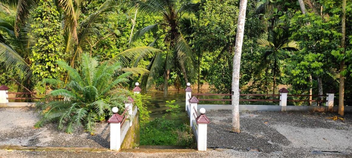 Kizhakkethottam Homestays-River View Villa