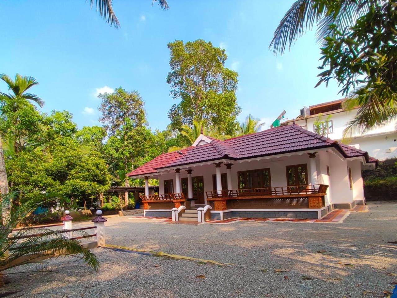 Kizhakkethottam Homestays-River View Villa