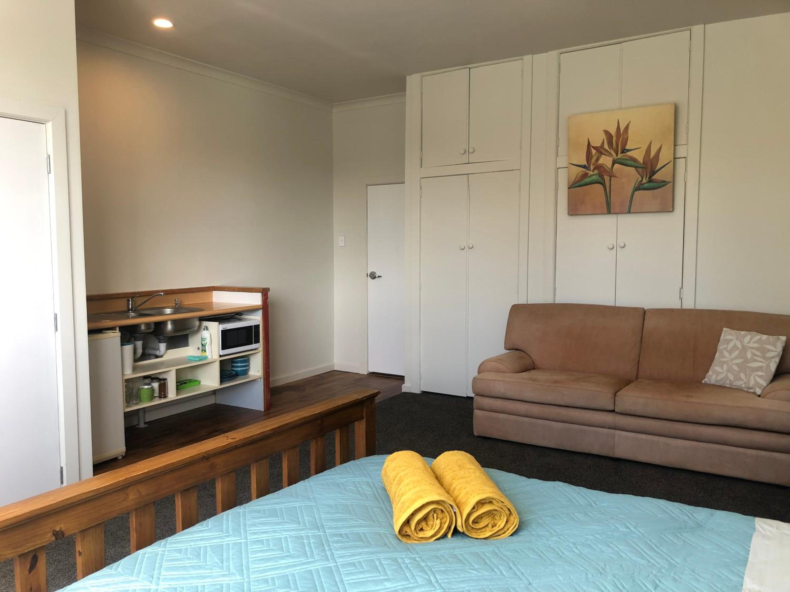 Cosy Studio Perfect for a Couple at Historic Town view 4