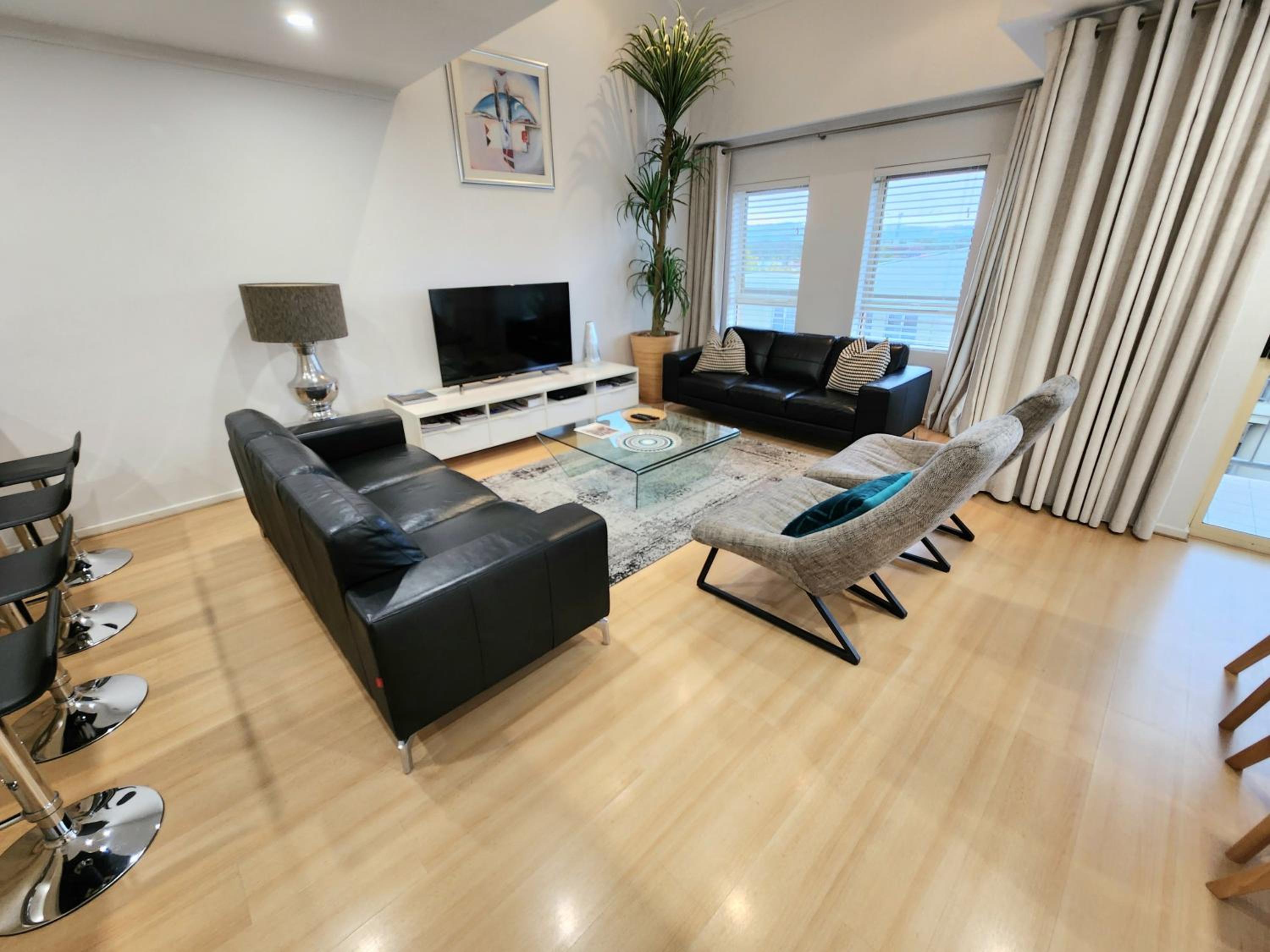 Spacious 4 BR and 2 Bathrooms City Apartment