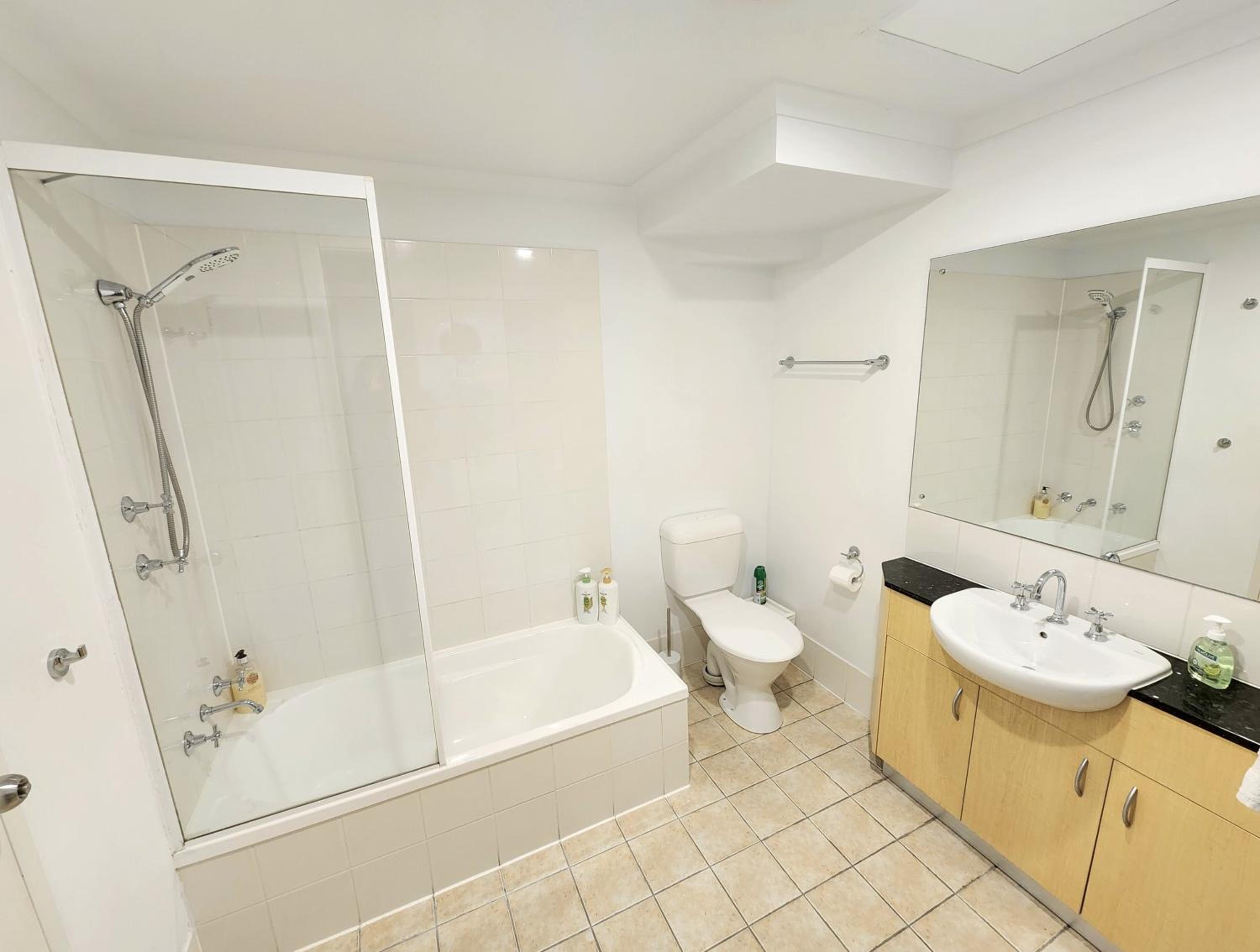Spacious 4 BR and 2 Bathrooms City Apartment