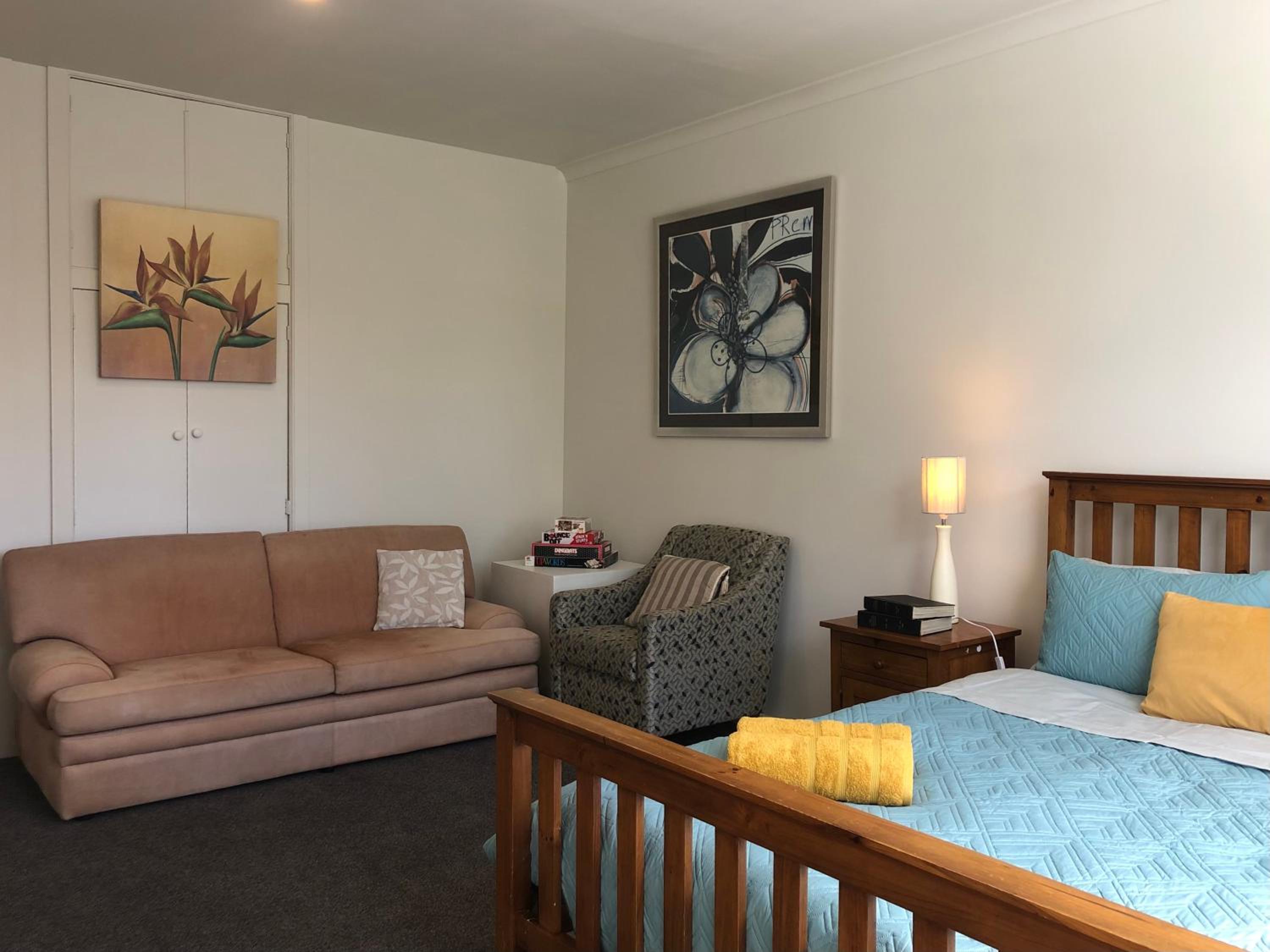 Cosy Studio Perfect for a Couple at Historic Town view 3