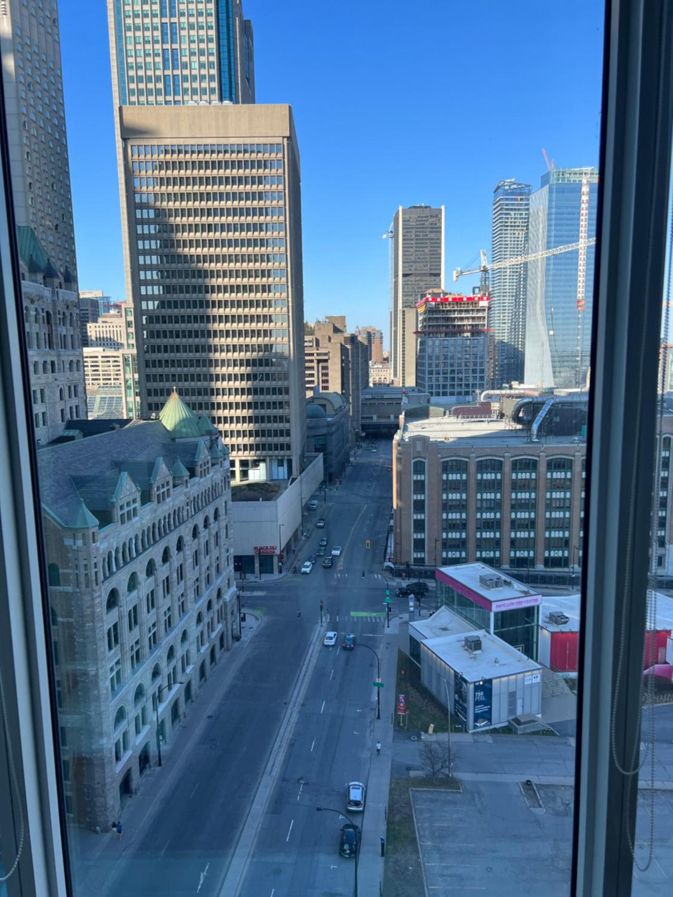 Beautiful one bedroom downtown Condo with pool and free parking