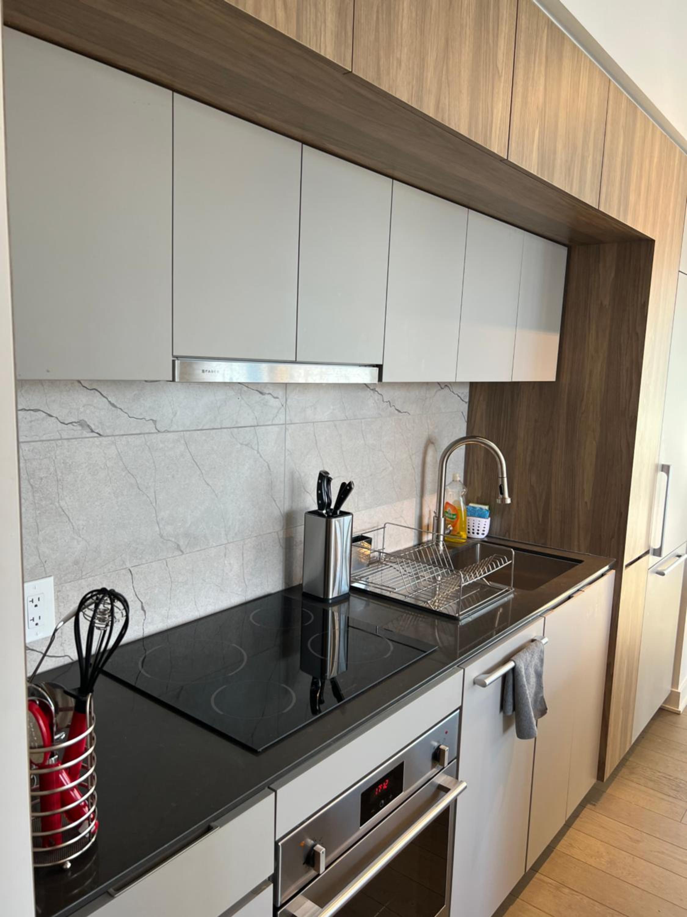 Beautiful one bedroom downtown Condo with pool and free parking